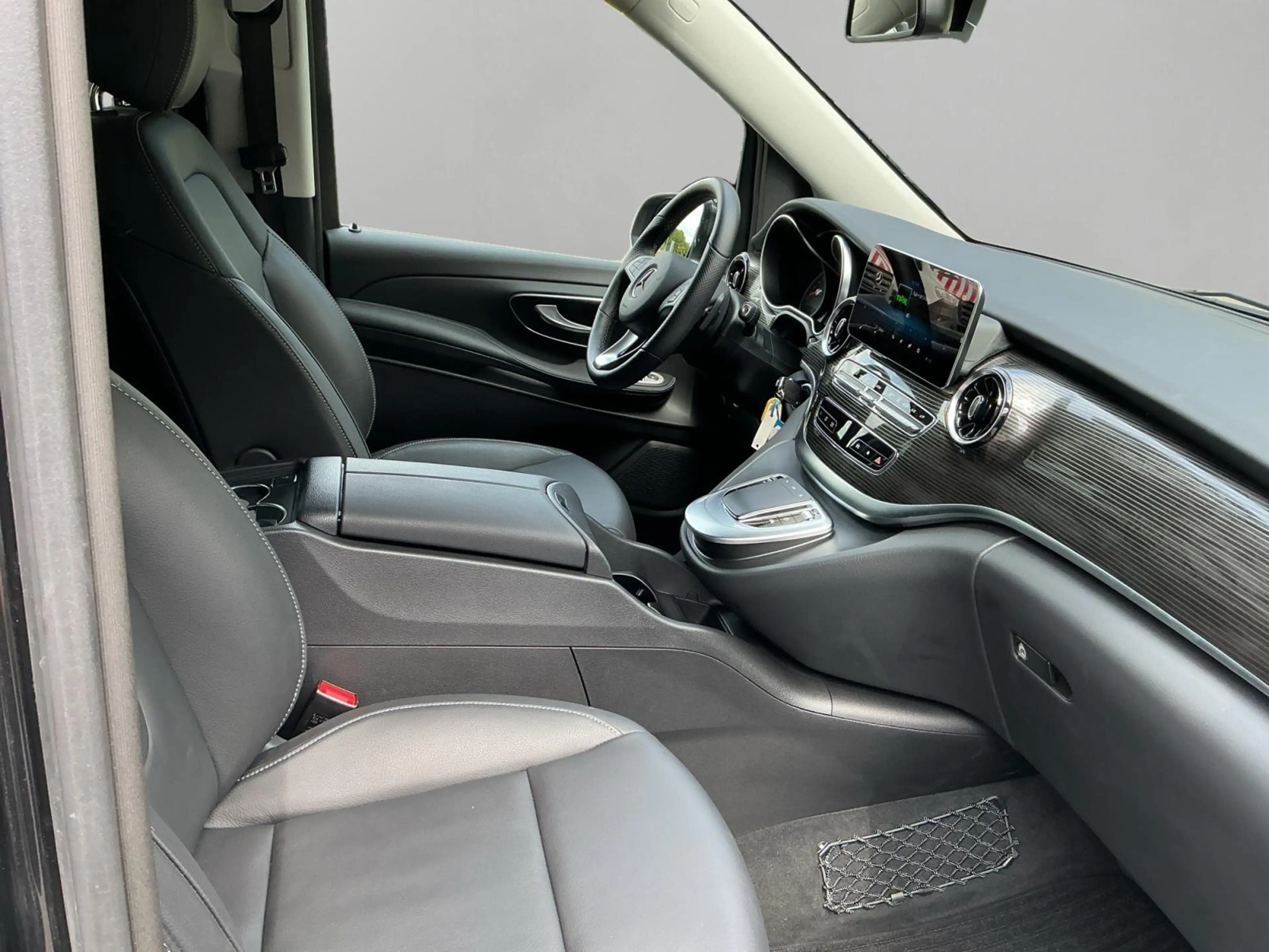 Mercedes-Benz EQV 300 EQV L2 — photo 15