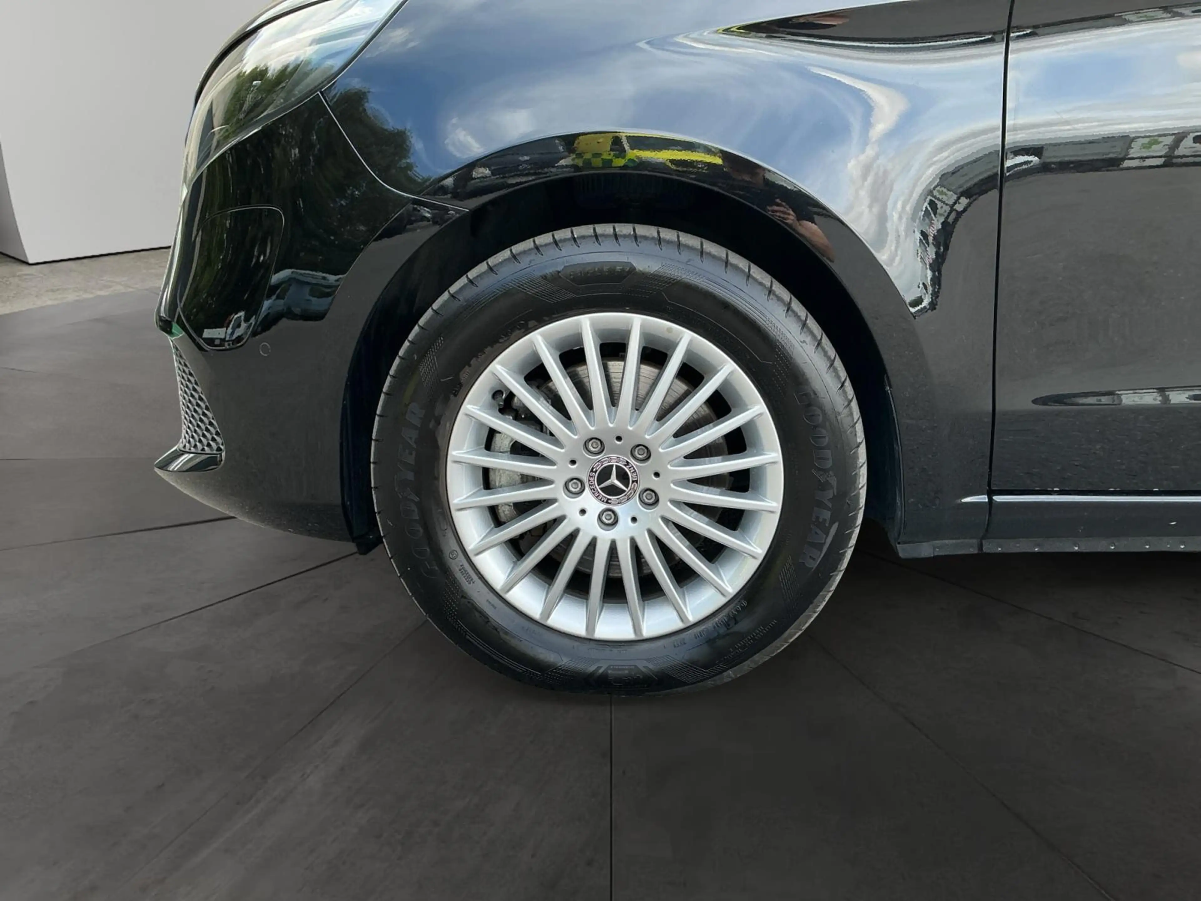 Mercedes-Benz EQV 300 EQV L2 — photo 14