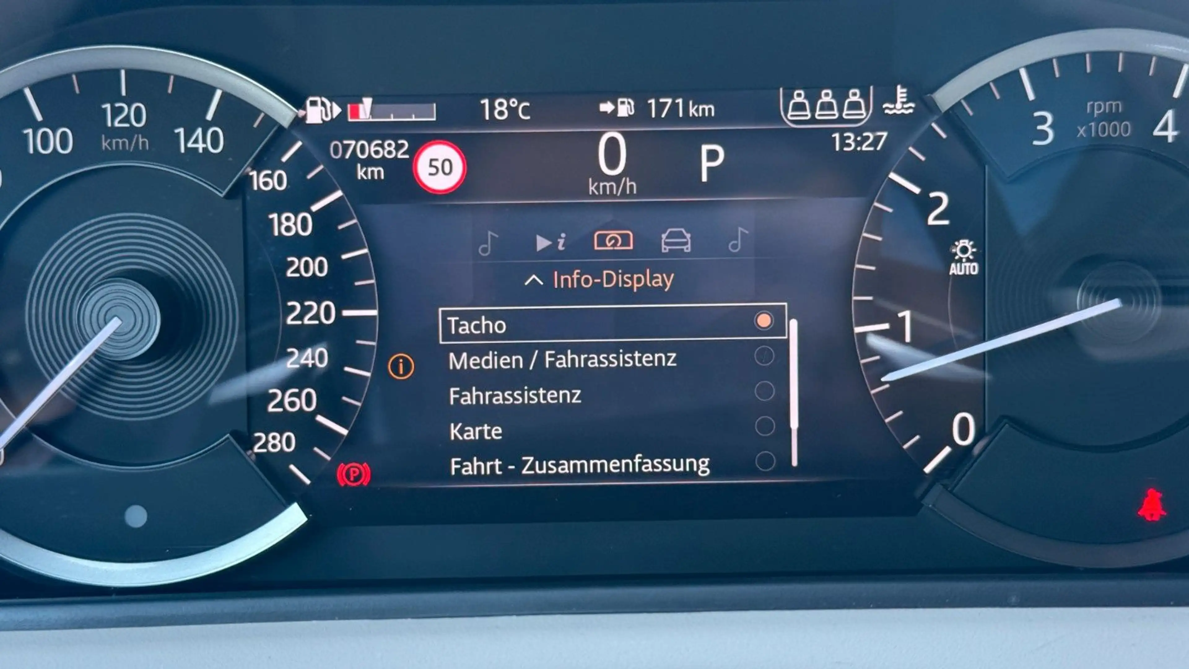 Land Rover Range Rover Velar R-Dynamic SE PANO+ACC+MEMORY — photo 28