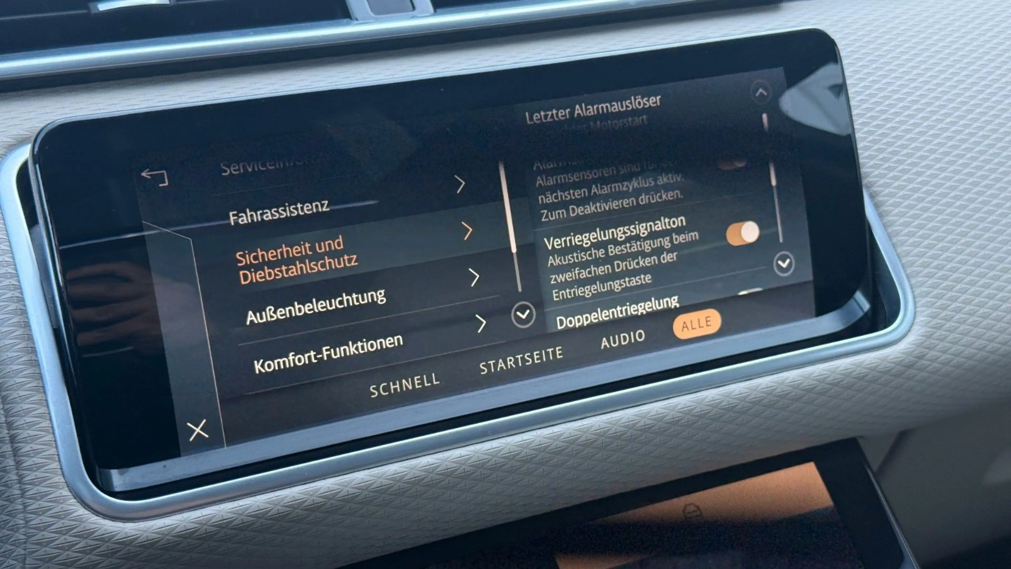 Land Rover Range Rover Velar R-Dynamic SE PANO+ACC+MEMORY — photo 36