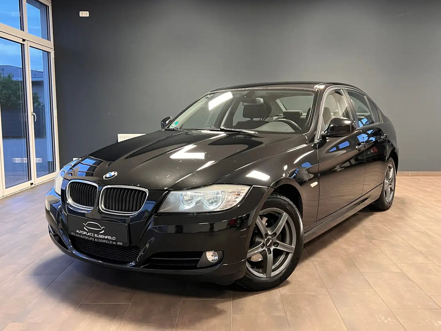 BMW 318 i Lim. E90 / SHZ / TEMPOMAT / KLIMAAUTO. / Negro - 1