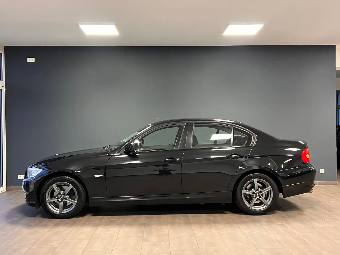 BMW 318 i Lim. E90 / SHZ / TEMPOMAT / KLIMAAUTO. / Negro - 2