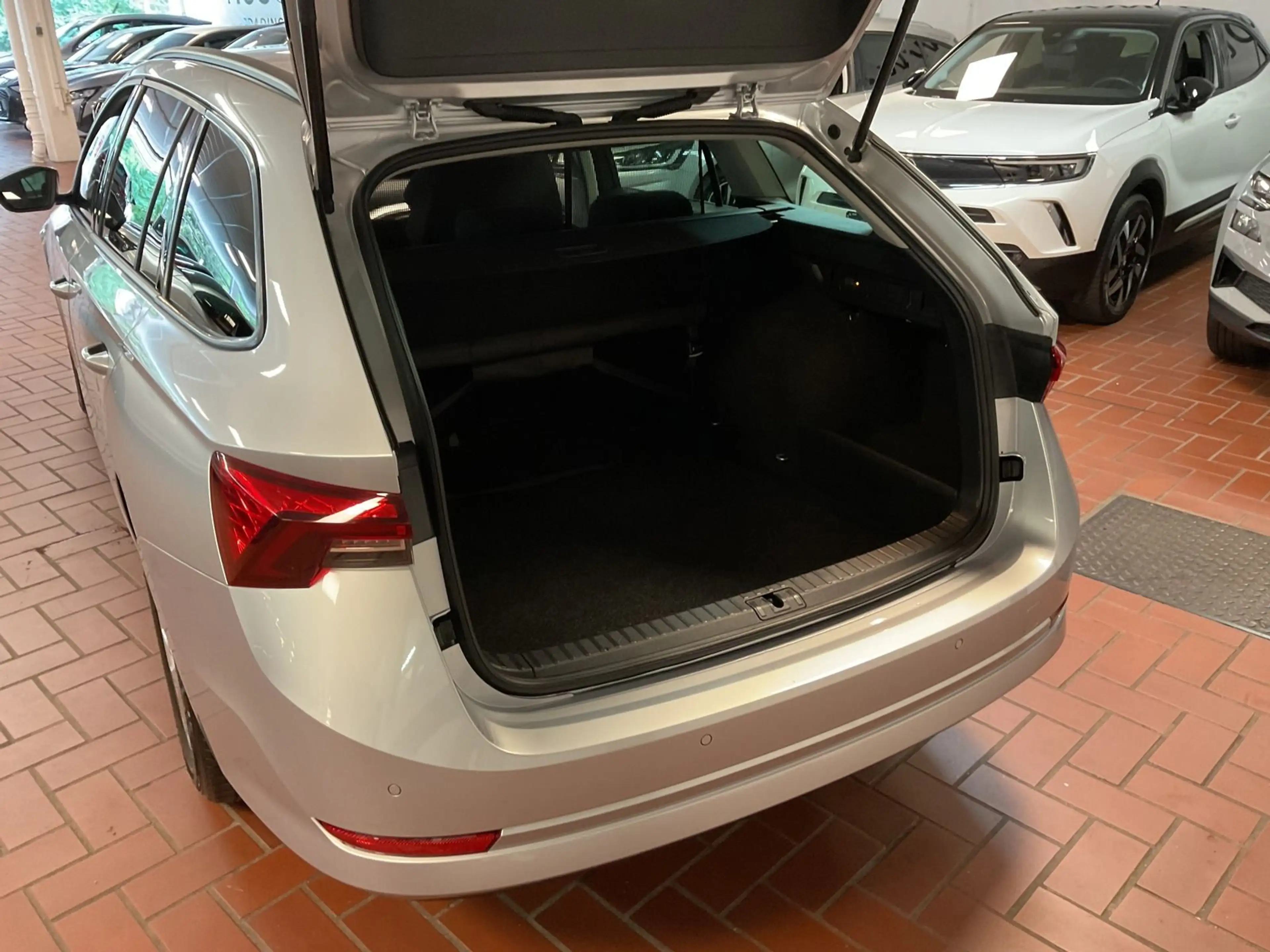 Skoda Octavia Combi 2.0 TDI LED,PDC,Navi — photo 6