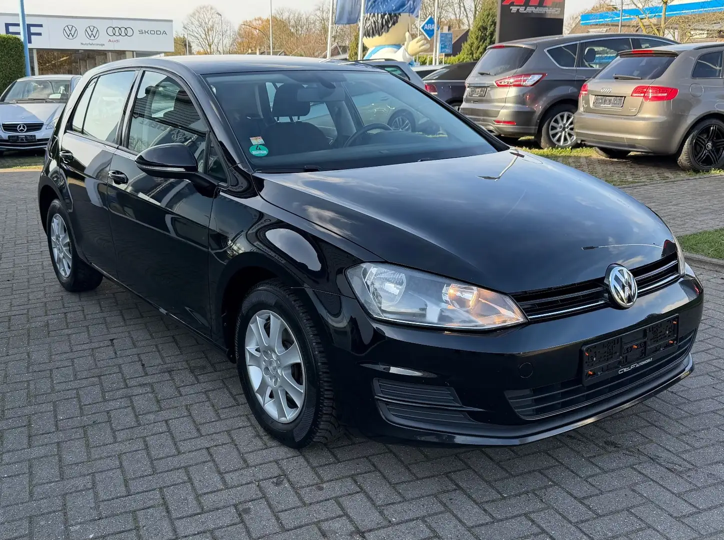 Volkswagen Golf VII Lim. Trendline BMT Schwarz - 2
