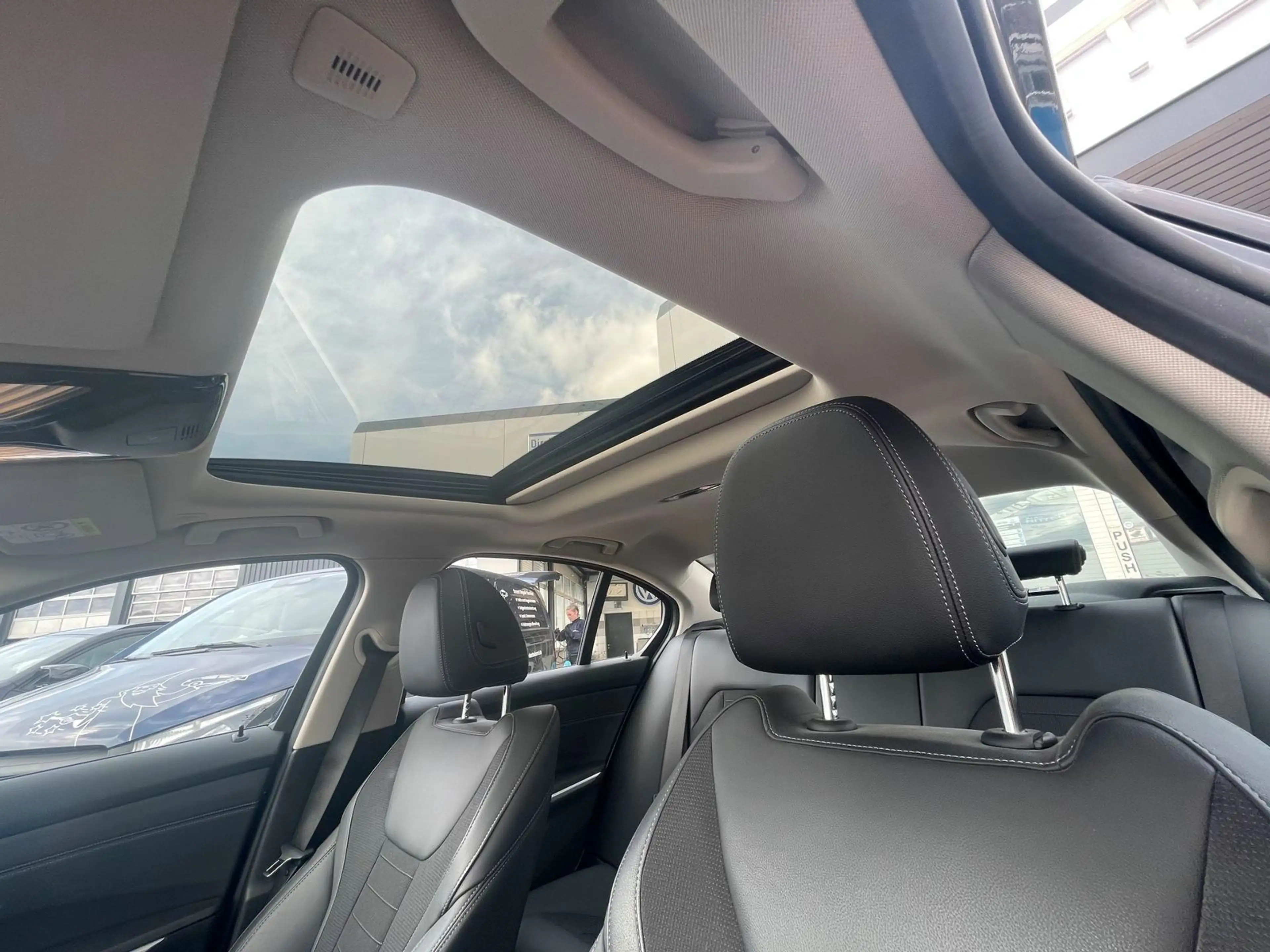 BMW 330 d xDrive Limo Navi+Schiebedach+Sportsitze... — photo 13