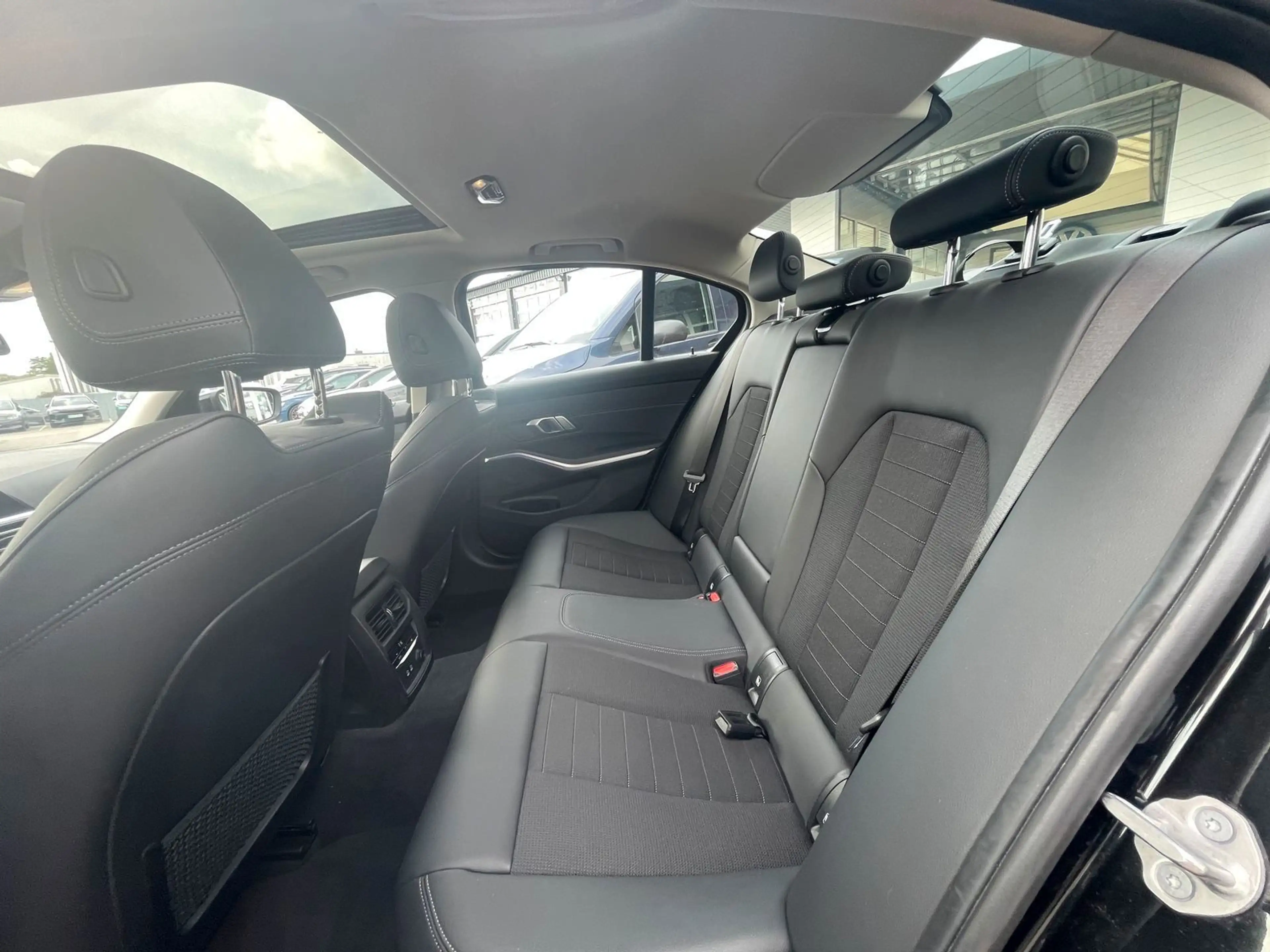 BMW 330 d xDrive Limo Navi+Schiebedach+Sportsitze... — photo 9