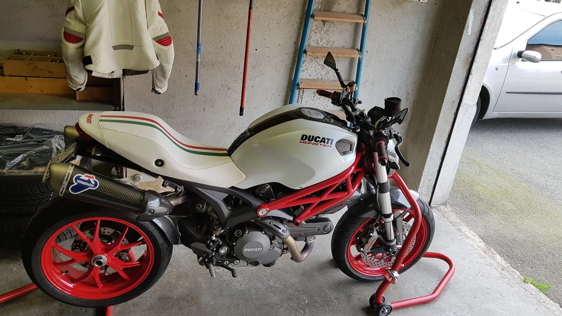 Ducati Monster 796 Bílá - 1