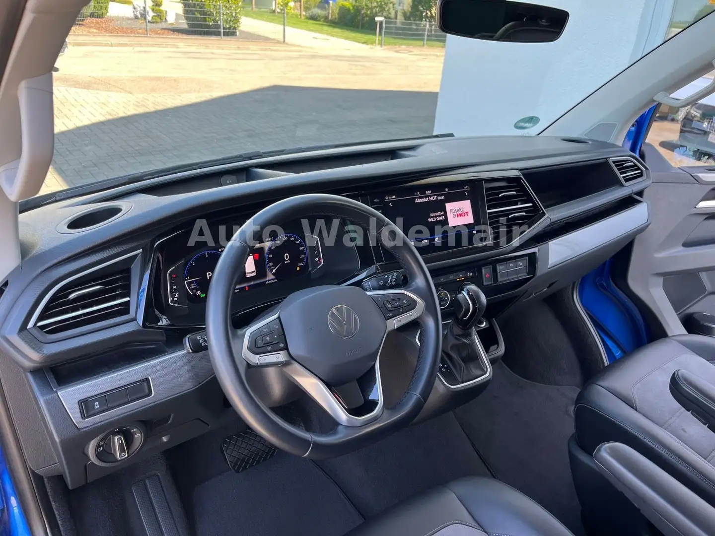 Volkswagen T6 Multivan T6.1 Multivan Generation SIX 4 Motion AHK ACC Bleu - 2