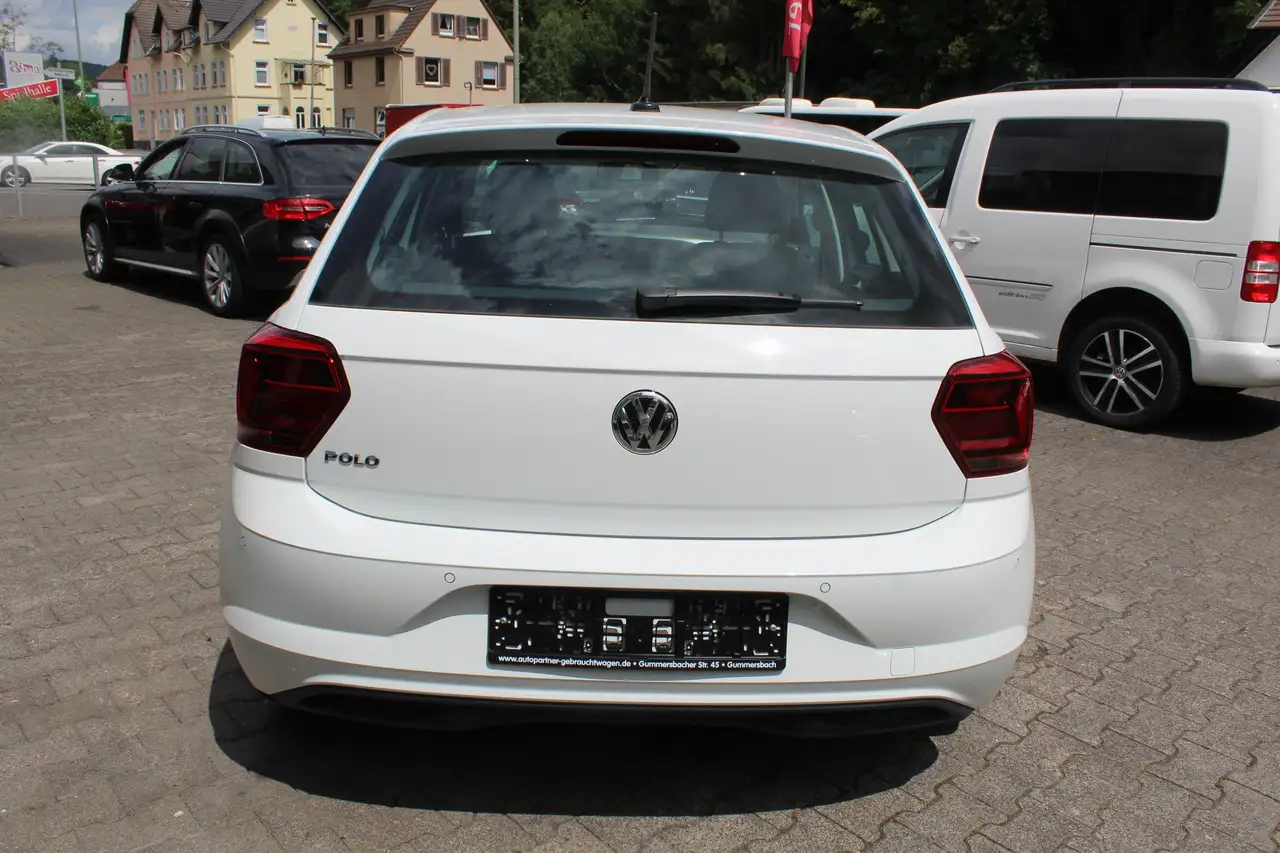 Volkswagen Polo Limousine in Weiß gebraucht in Gummersbach-Niederseßmar für  € 16.700,-