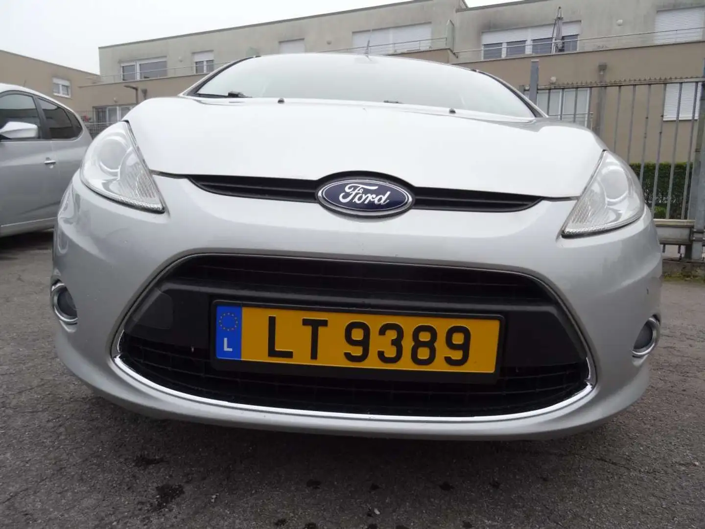 Ford Fiesta 1.2 TITANIUM Gris - 2