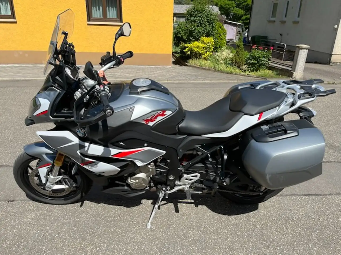 BMW S 1000 XR mit BMW Navi, Koffer und Tankrucksack - 1