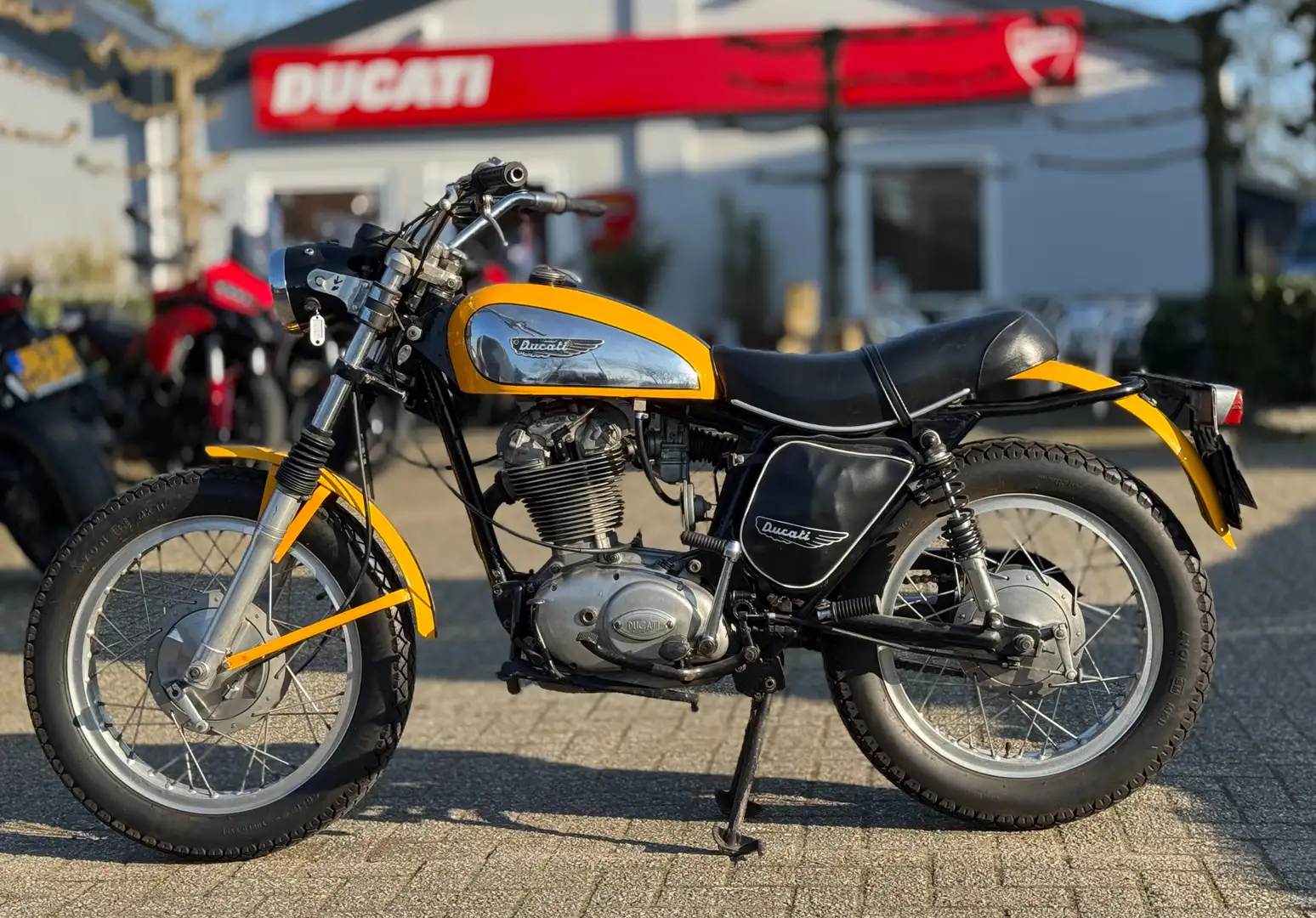 Ducati Scrambler 450 Galben - 1