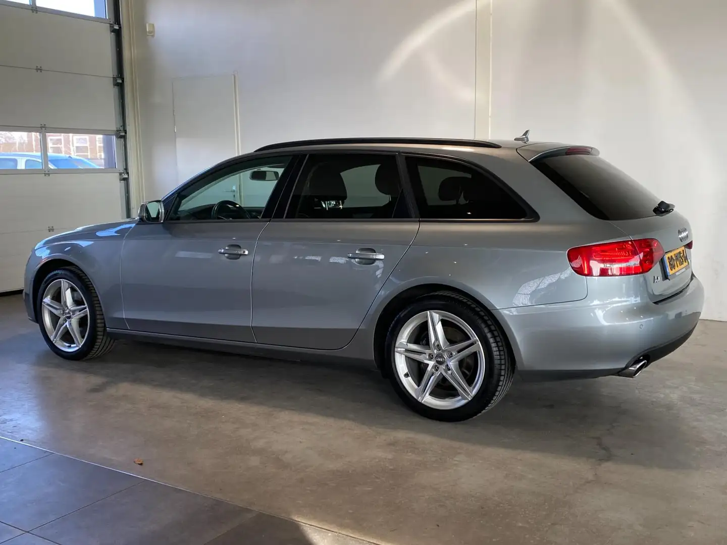 Audi A4 Avant 2.0 TFSI 180PK Automaat Gris - 2