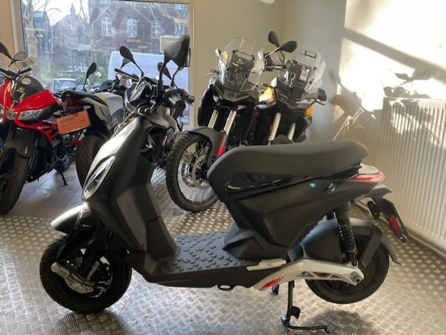 Piaggio 1 ACTIVE 125er bis zu 100 Km Reichweite WIE NEU Noir - 2