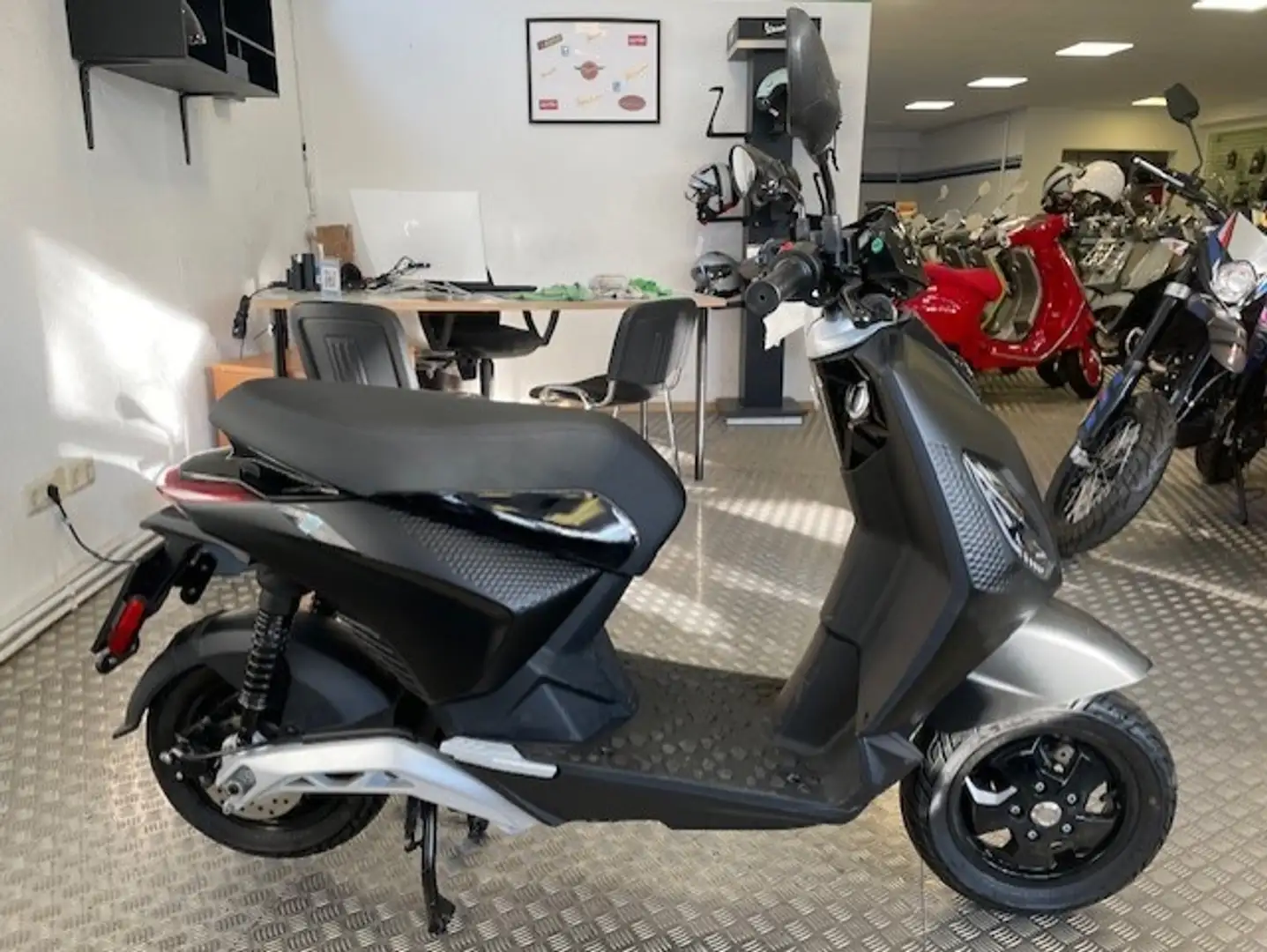 Piaggio 1 ACTIVE 125er bis zu 100 Km Reichweite WIE NEU Noir - 1