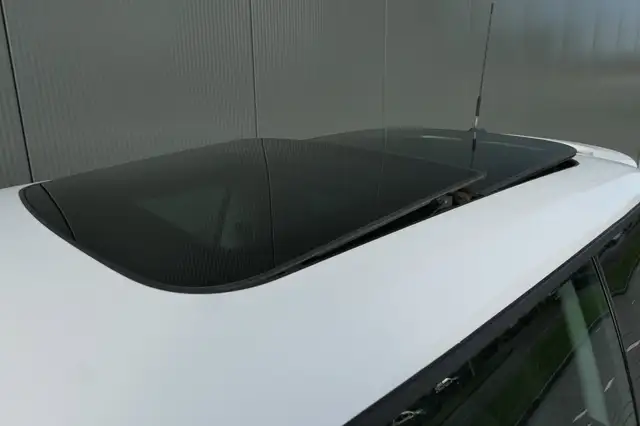 Mini Hatch view 9