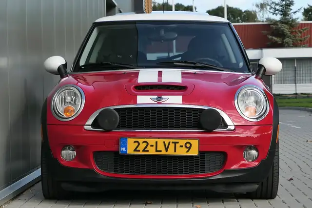 Mini Hatch view 3