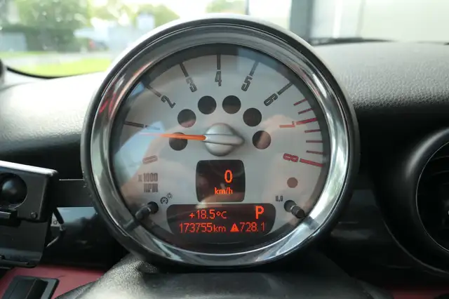 Mini Hatch view 18