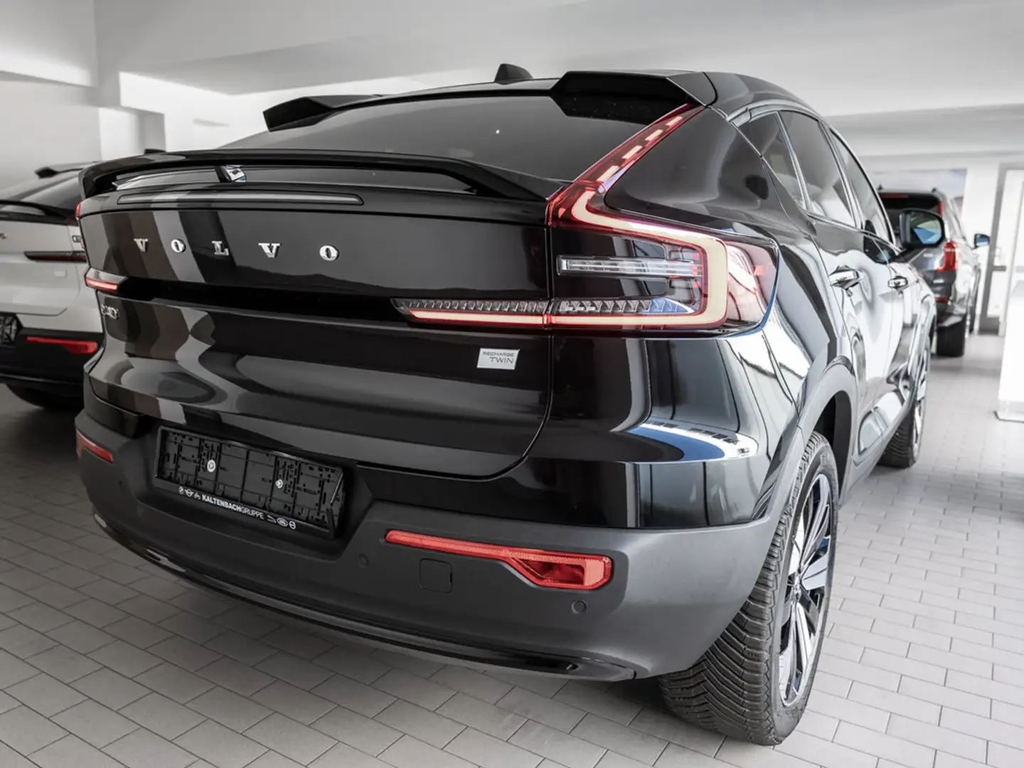 Volvo C40 Twin Motor AWD Plus SHZ NAVI LED AHK PANO Schwarz - 2