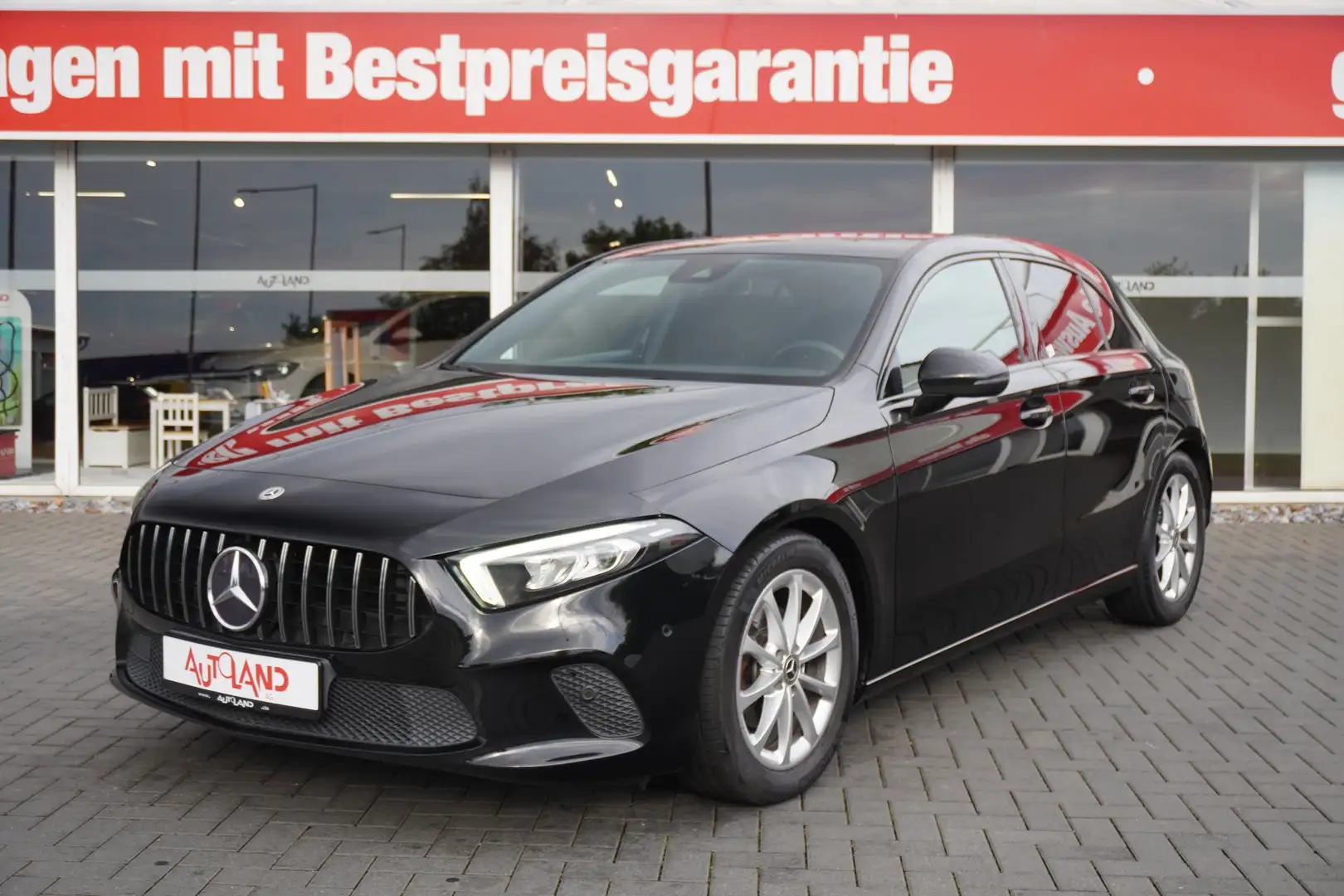 Mercedes-Benz A 180 A180 Progressive AT LED Navi Tempomat PDC DAB Schwarz - 2