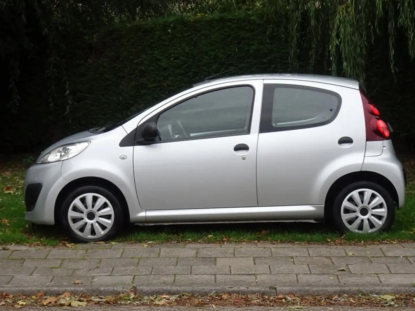 Peugeot 107 1.0 Access Accent met Radio en Airco Grijs - 2