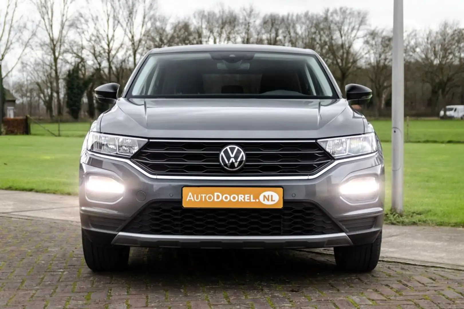 Volkswagen T-Roc 1.5 TSI Automaat Navigatie Gris - 2