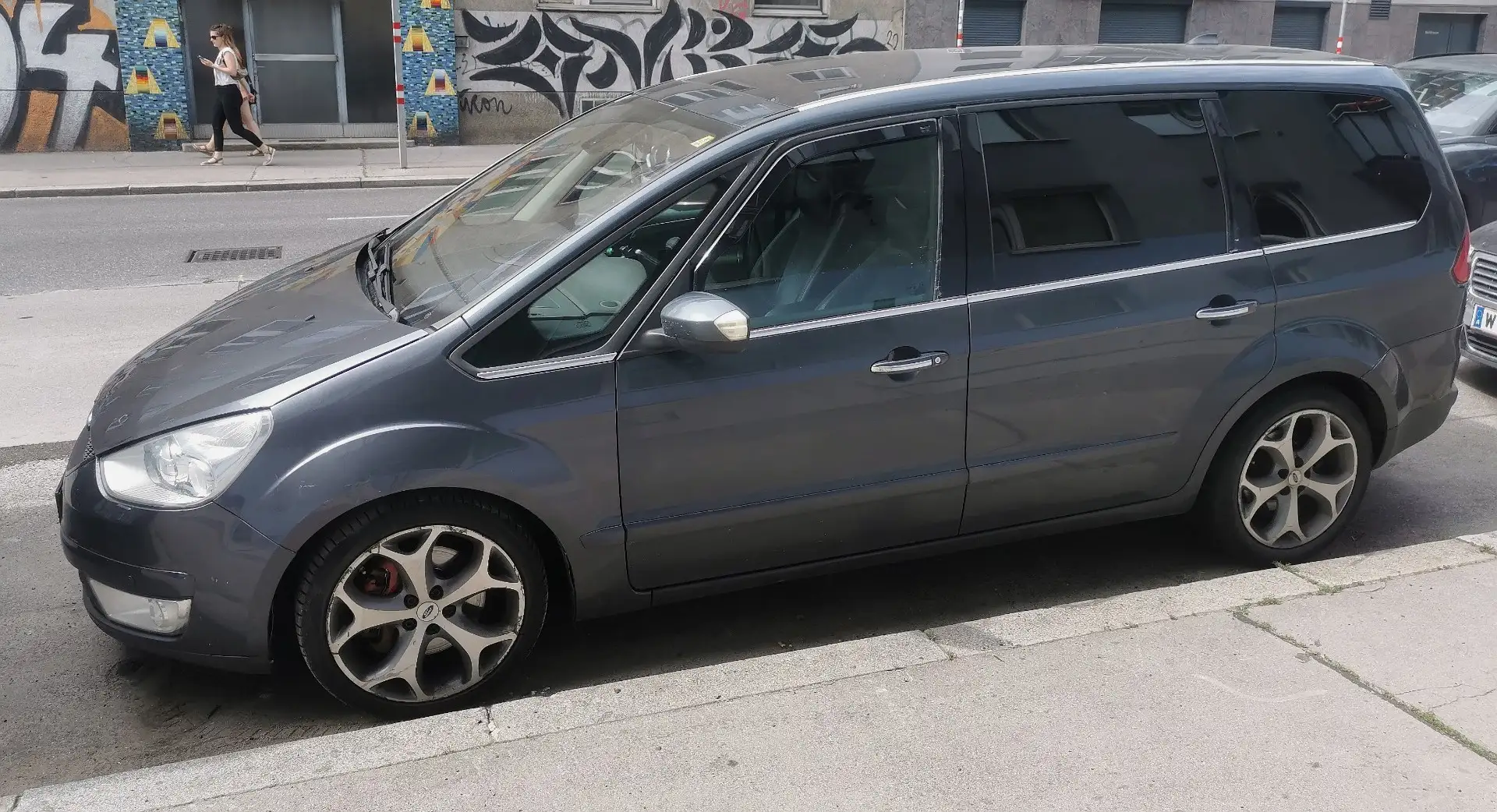 Ford Galaxy 2.2 TDCi DPF Titanium Grau - 1