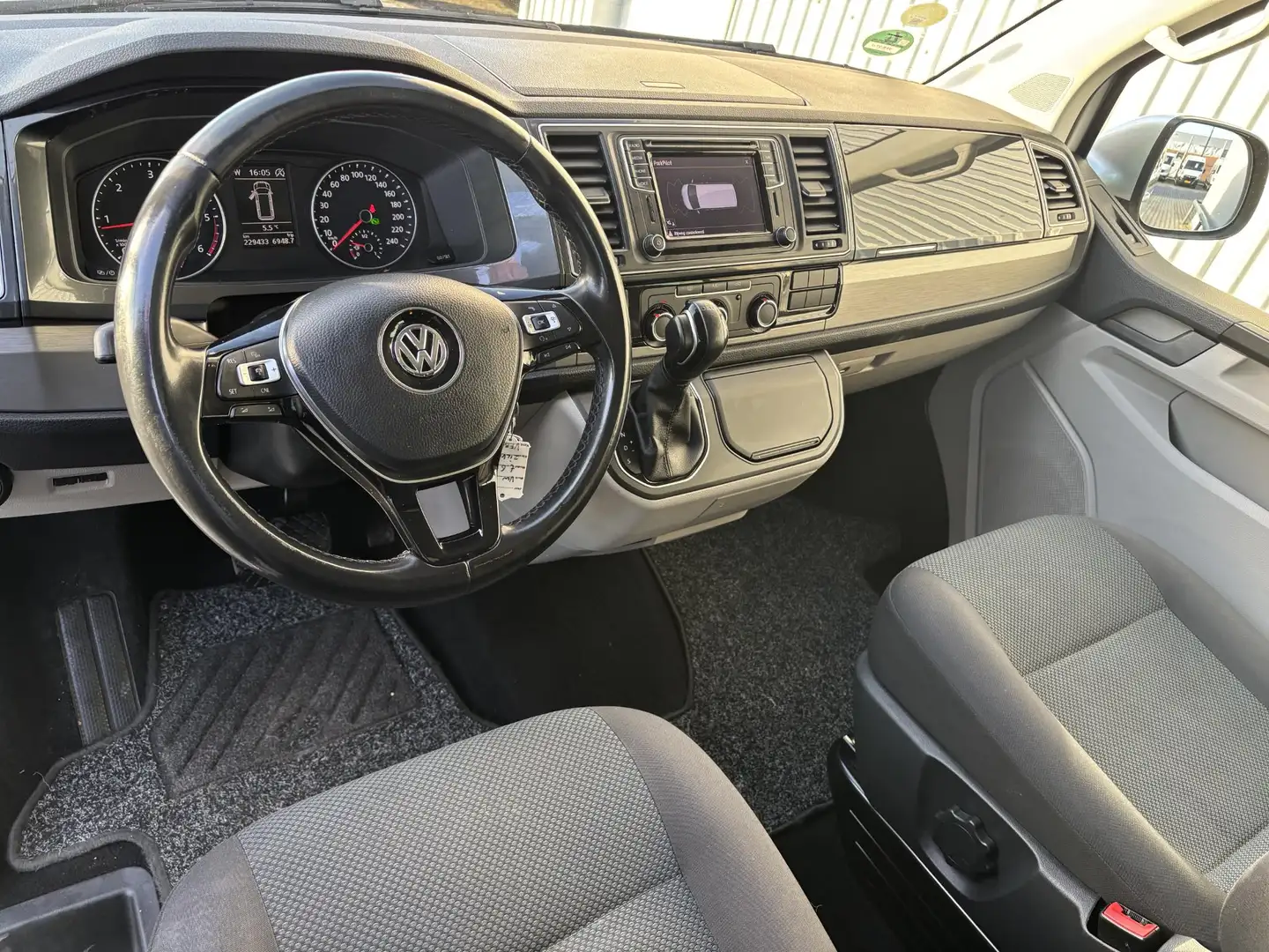 Volkswagen T6 Transporter 2.0 TDI L2H1 DC*AUTOM.*A/C*ACC*NAVI*HAAK*CARPLAY* Gris - 2
