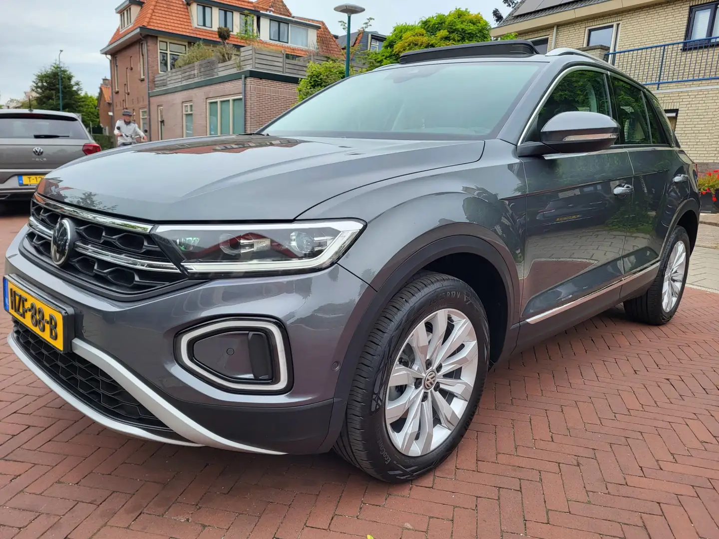 Volkswagen T-Roc 1.5 TSI High-line Business Garantie mogelijk t/m 2 Gris - 1