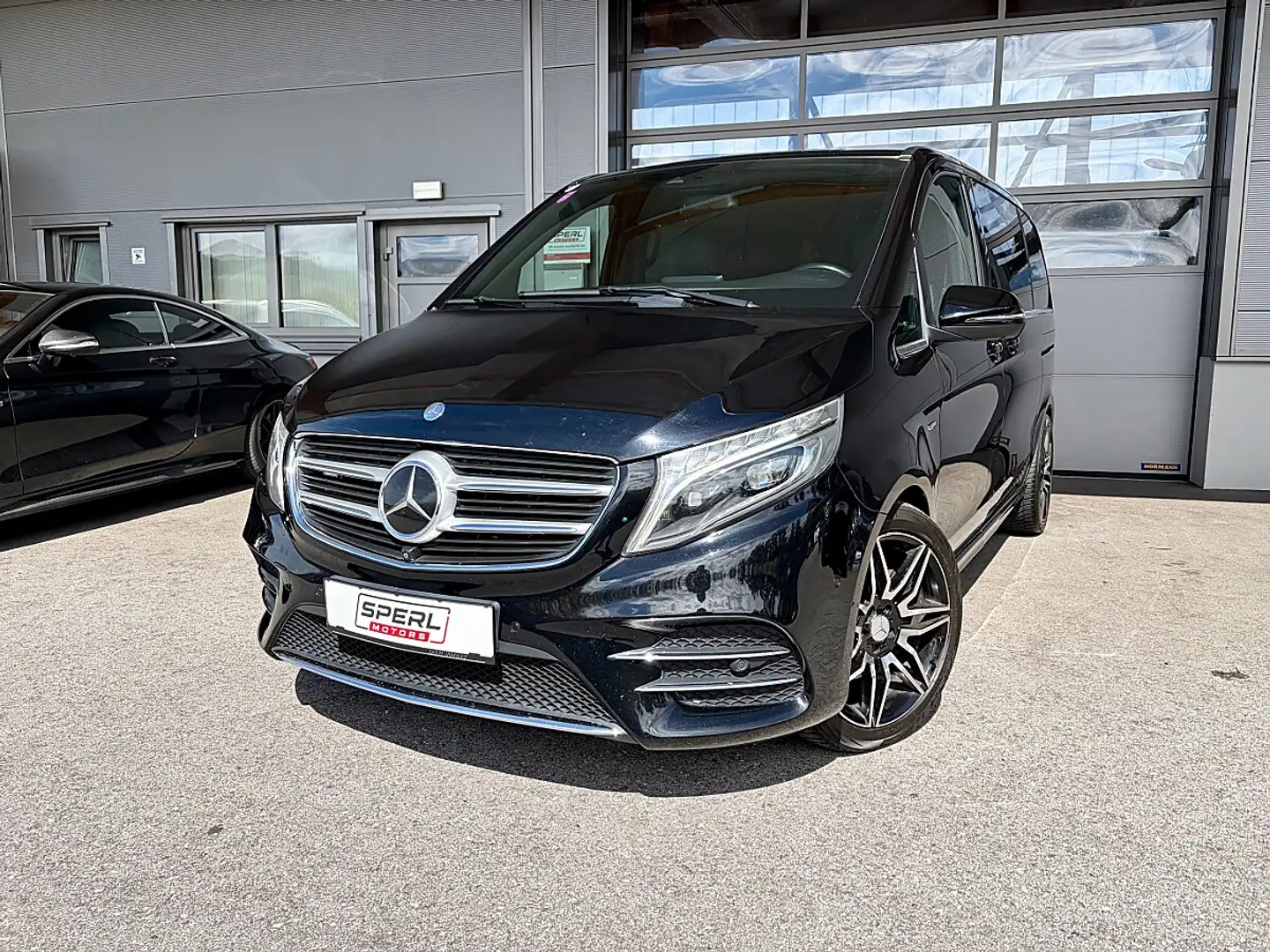 Mercedes-Benz V 250 d Avantgarde 4MATIC AMG-Line N1 Schwarz - 1