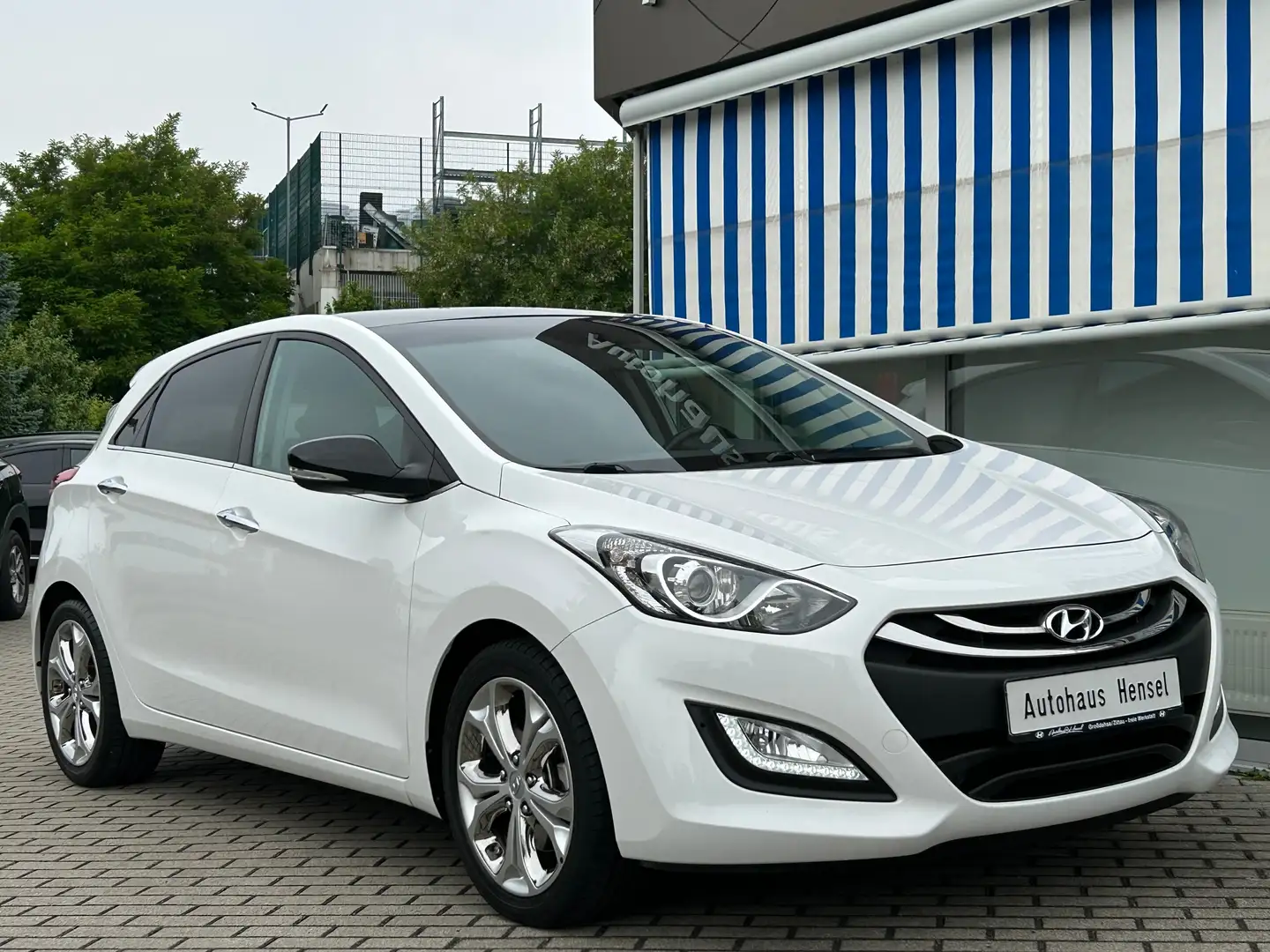 Hyundai i30 1.6 GDi FIFA World Cup Ed. Gold AHK Pano Navi Cam Weiß - 2