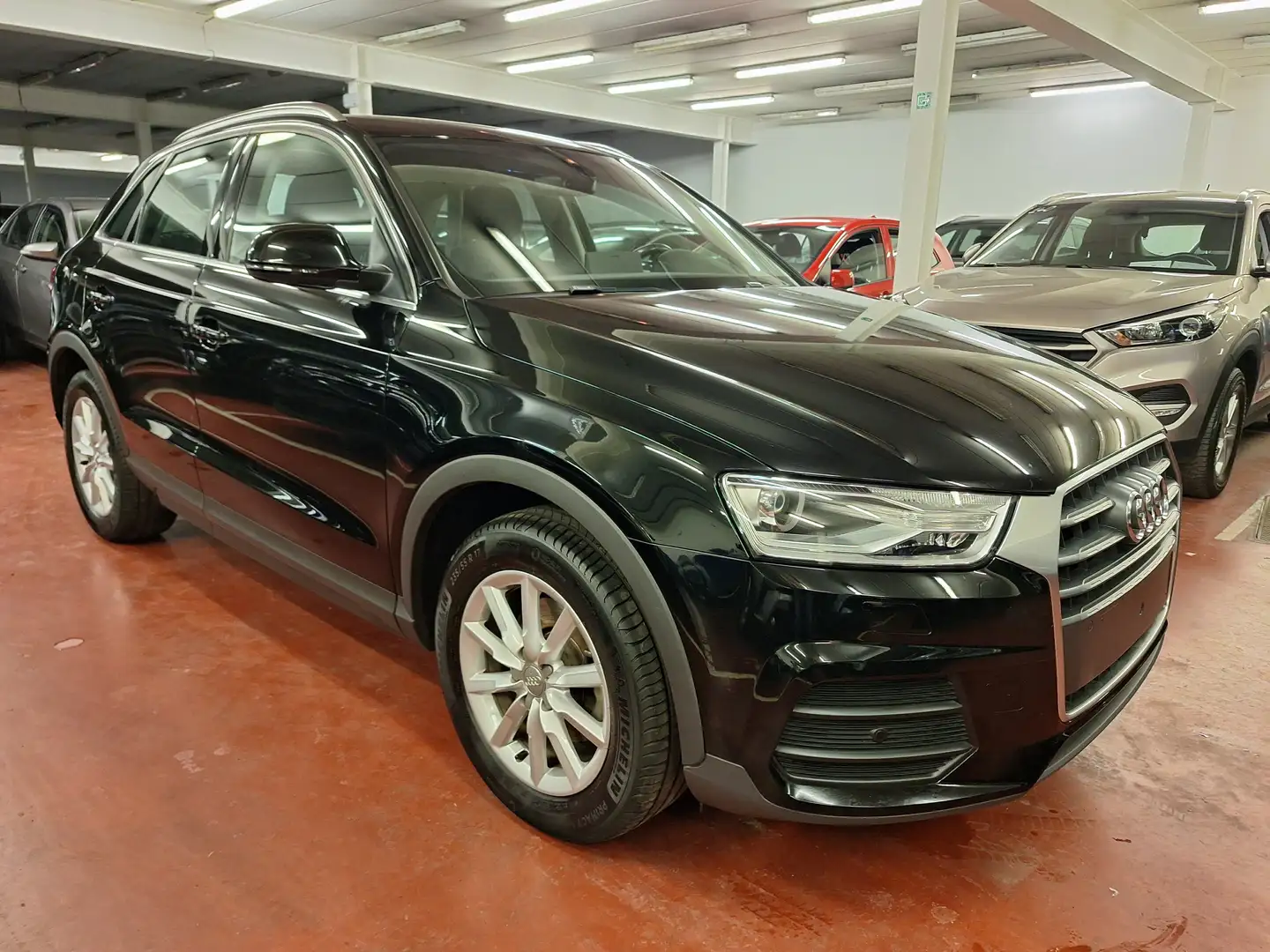 Audi Q3 2.0 TDi Zwart - 1