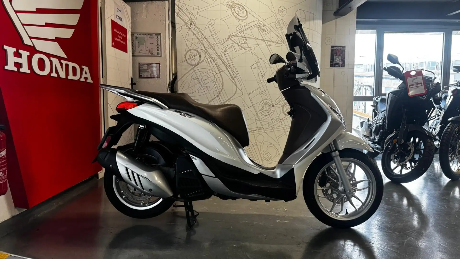 Piaggio Medley 125 Weiß - 2