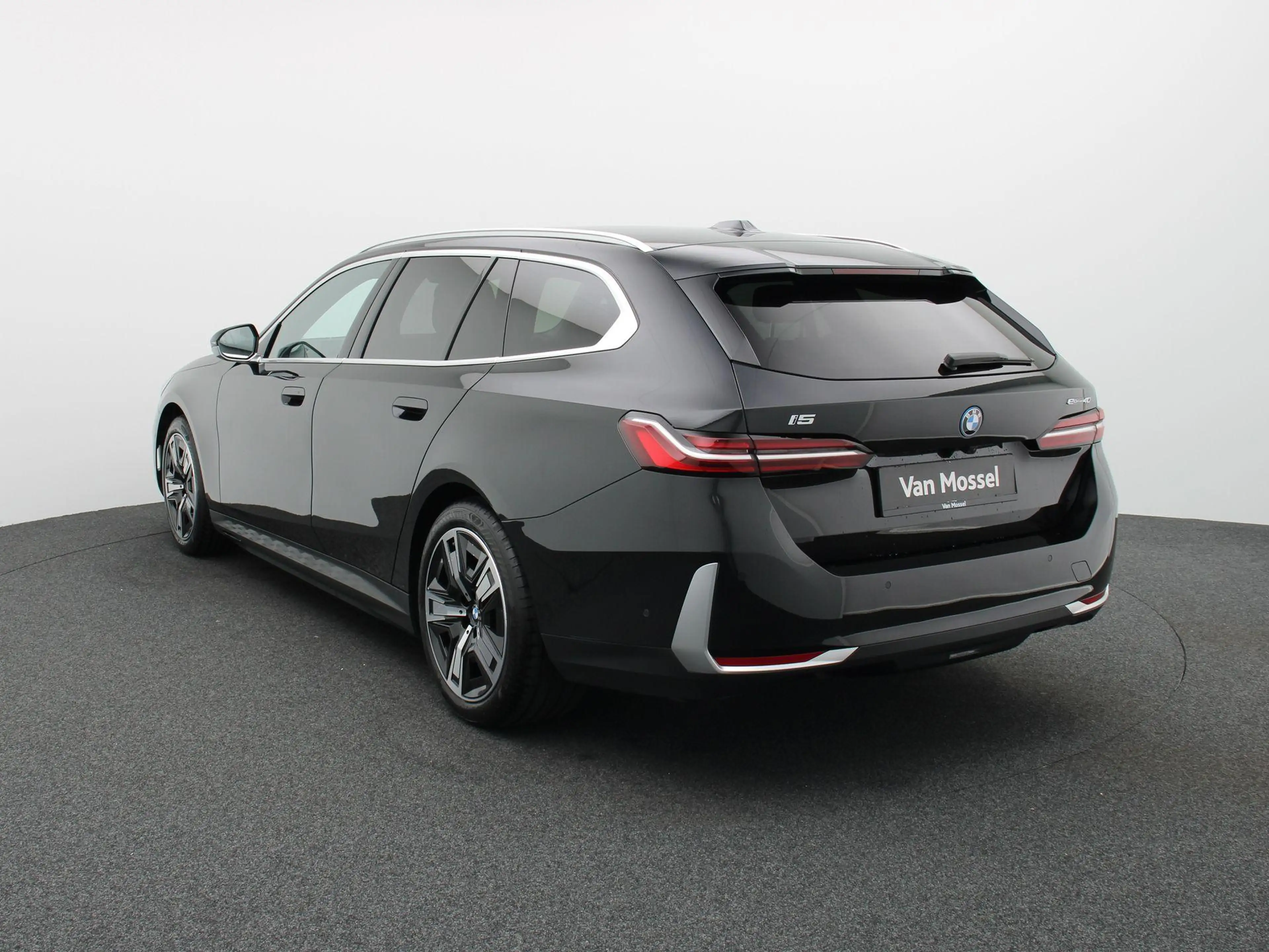 BMW i5 Touring eDrive40 250kW | SoH 95,77% | leder | verw — photo 2