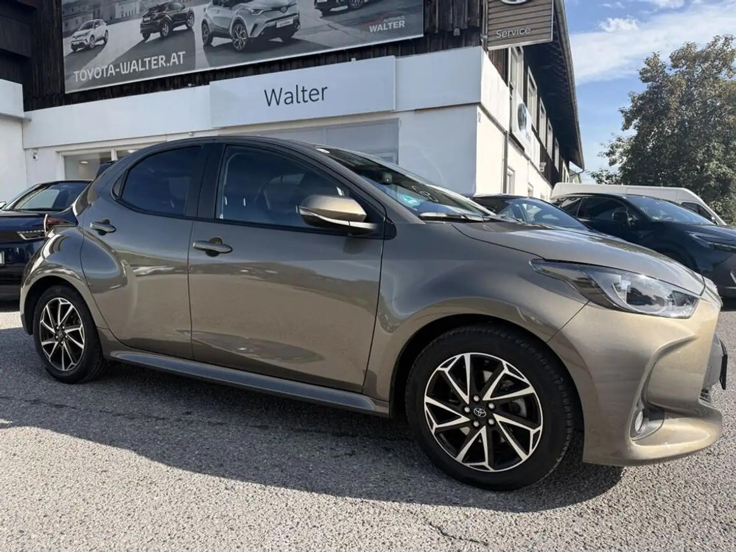 Toyota Yaris Hybrid Active Drive Braun - 1
