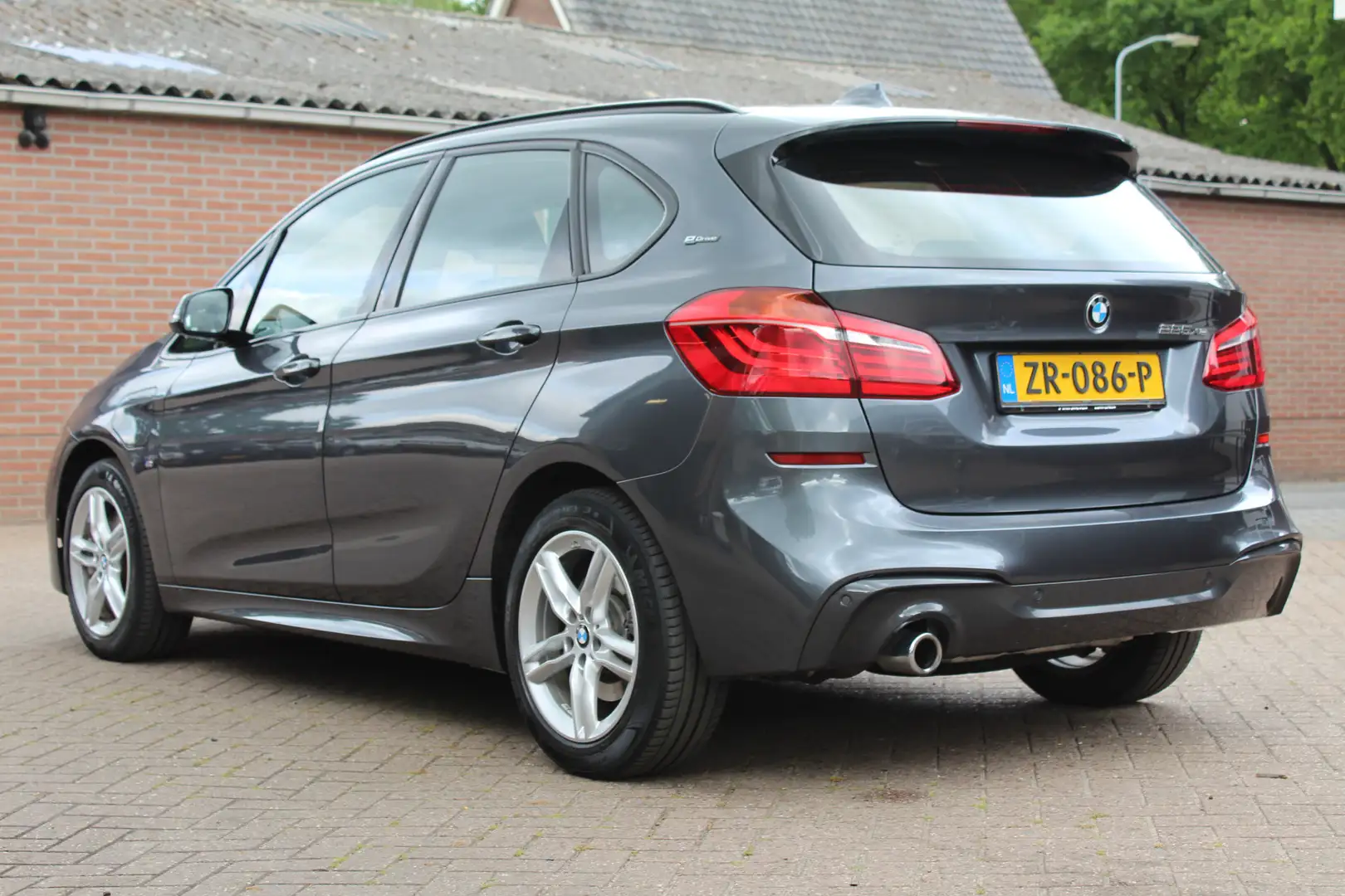 BMW 225 2-serie Active Tourer 225xe M iPerformance High Ex Grau - 2