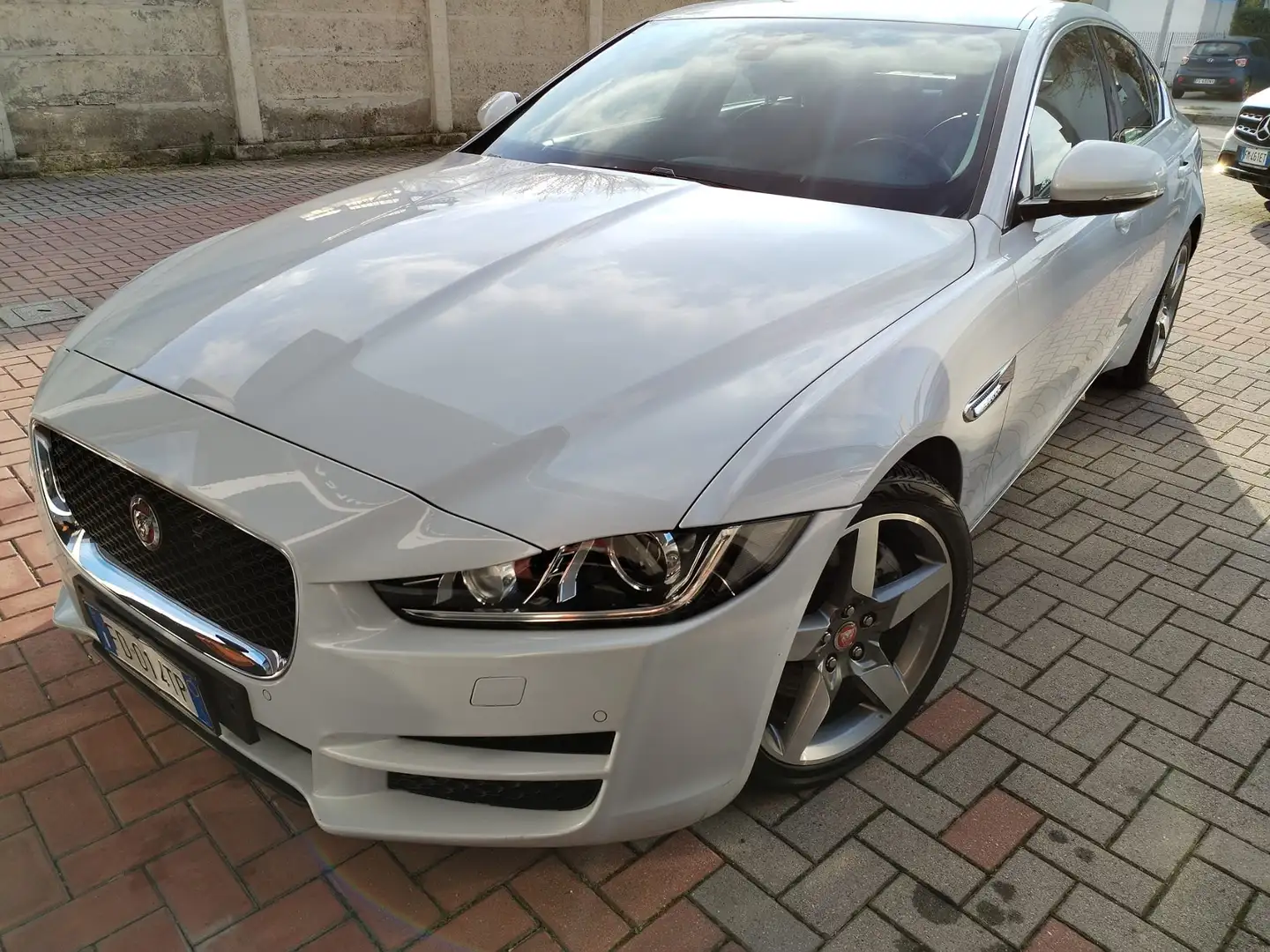 Jaguar XE XE 2.0d Prestige 180cv auto Fehér - 1
