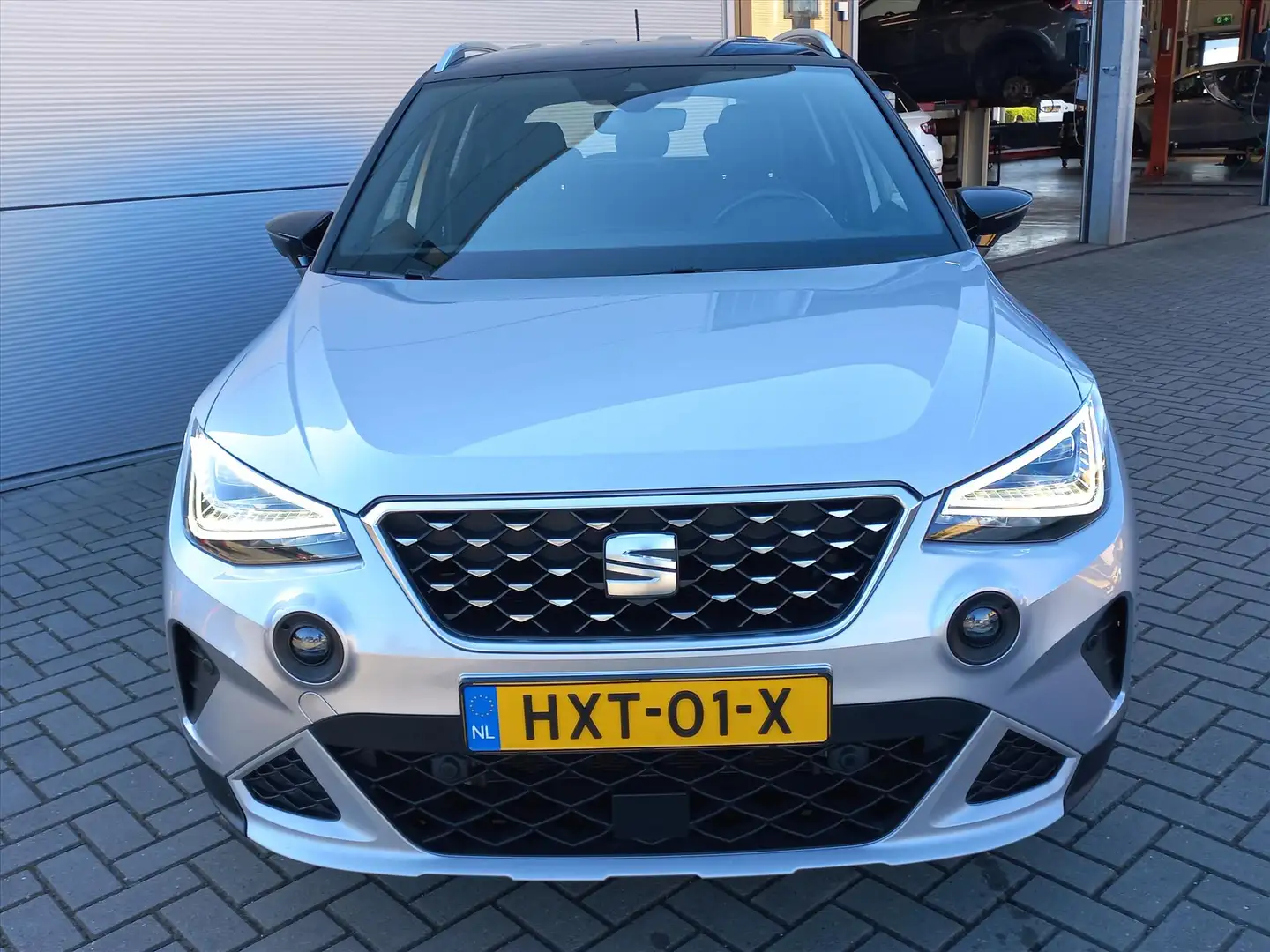SEAT Arona 1.0 TSI 95pk Xperience | Climate control | Navigat Grijs - 2