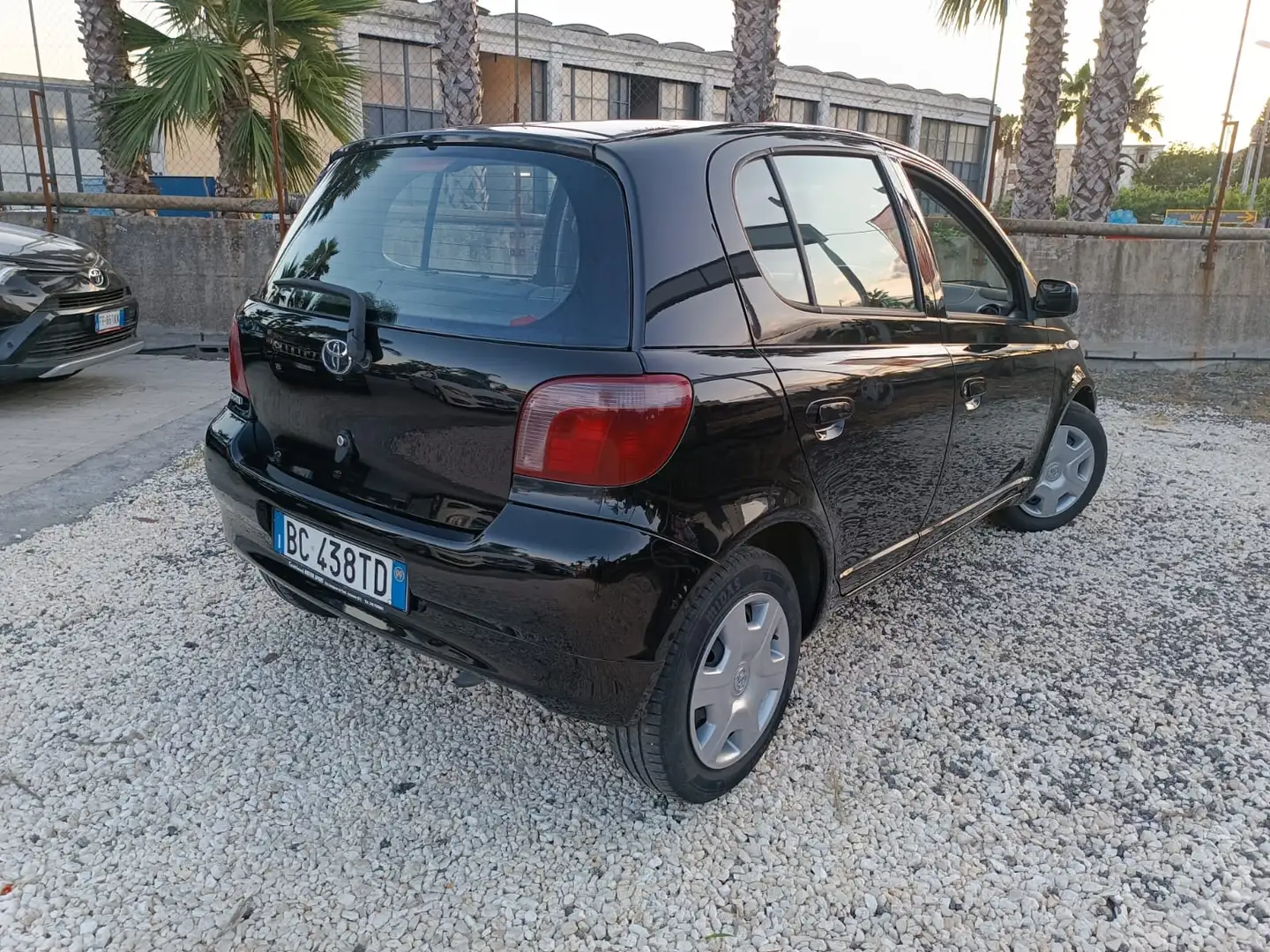 Toyota Yaris 5p 1.0 Sol Nero - 2
