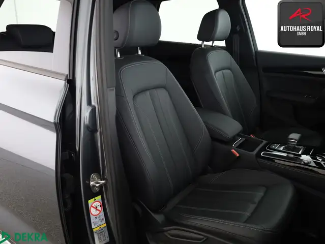 Audi Q5 view 11