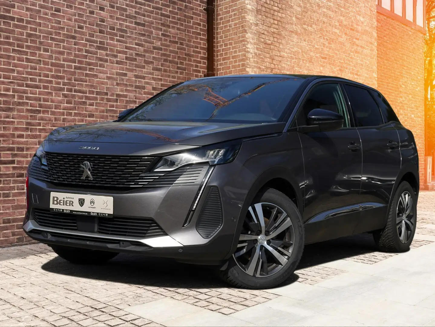 Peugeot 3008 1,2 L  PureTech / Allure Pack / Navi Grau - 2