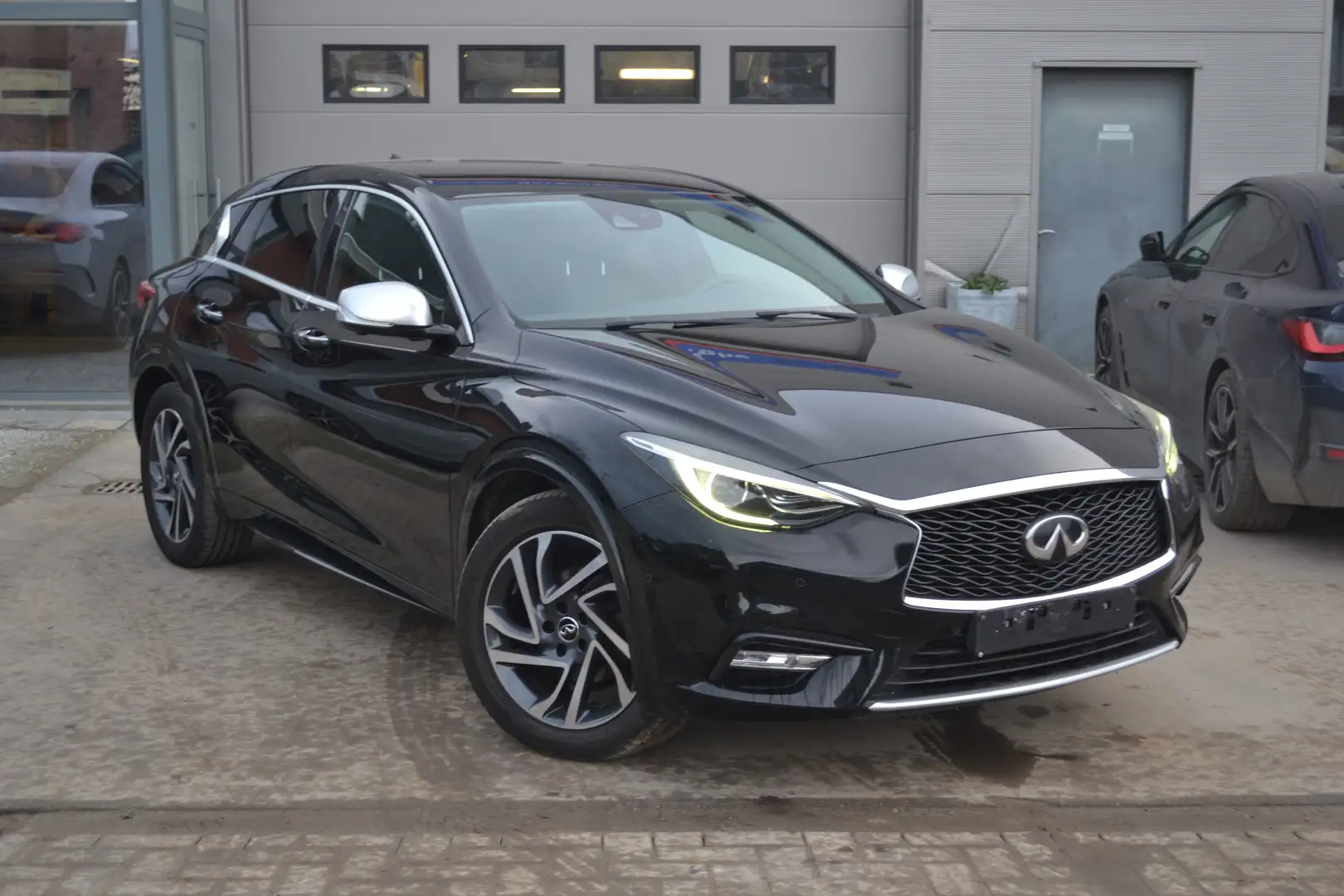 Infiniti Q30 360 CAMERA/HEATED SEATS Noir - 1