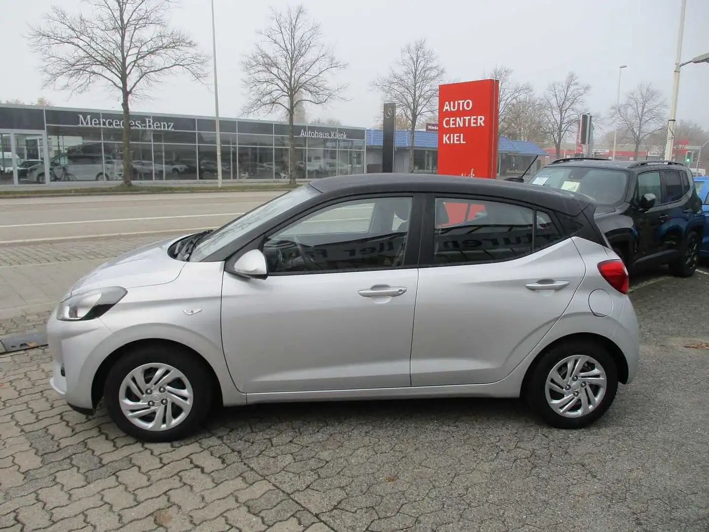 Hyundai i10 1.0 Select Scheckheft, Klimaanlage, DAB Radio Silber - 2