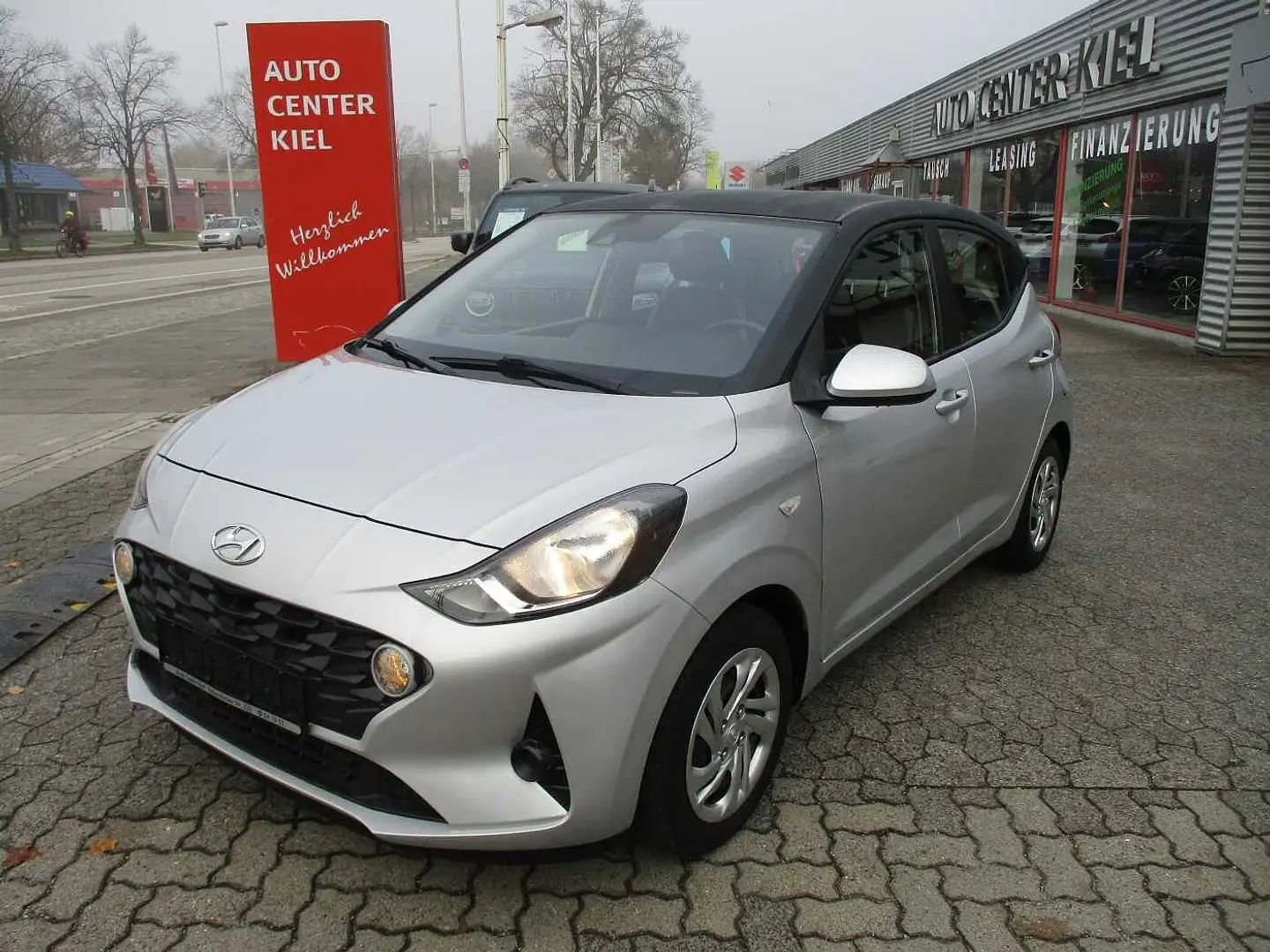 Hyundai i10 1,0 *Select* Scheckheft, Klimaanlage, DAB Radio Argent - 1