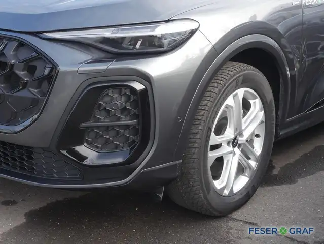 Audi Q5 view 10