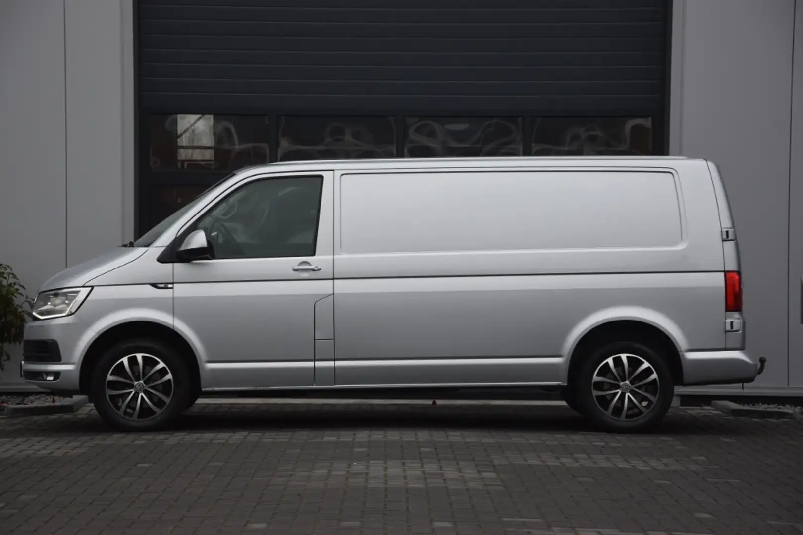 Volkswagen Transporter 2.0 TDI L2H1 Highl. Zilver - 2