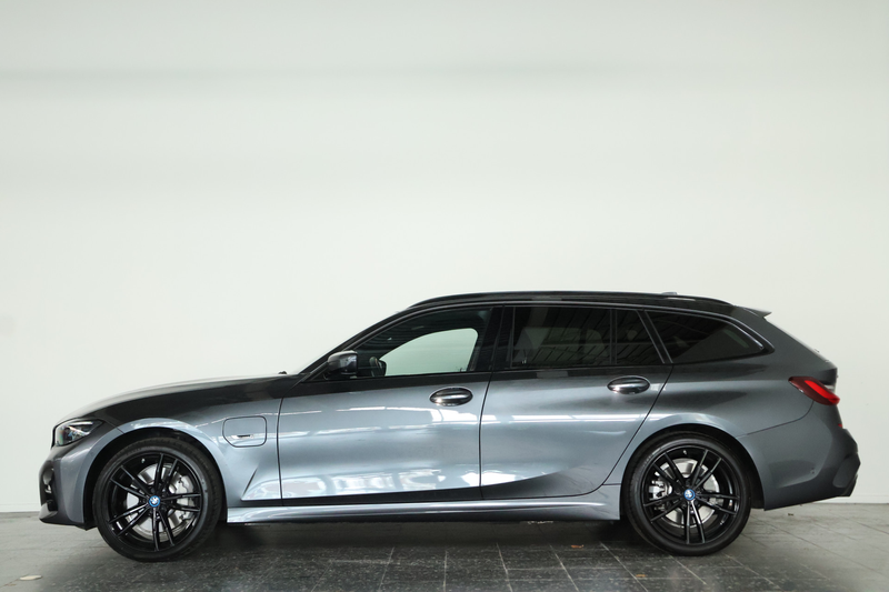 BMW 330 3-serie Touring 330e xDrive M-Sport / Laser-LED / — photo 33