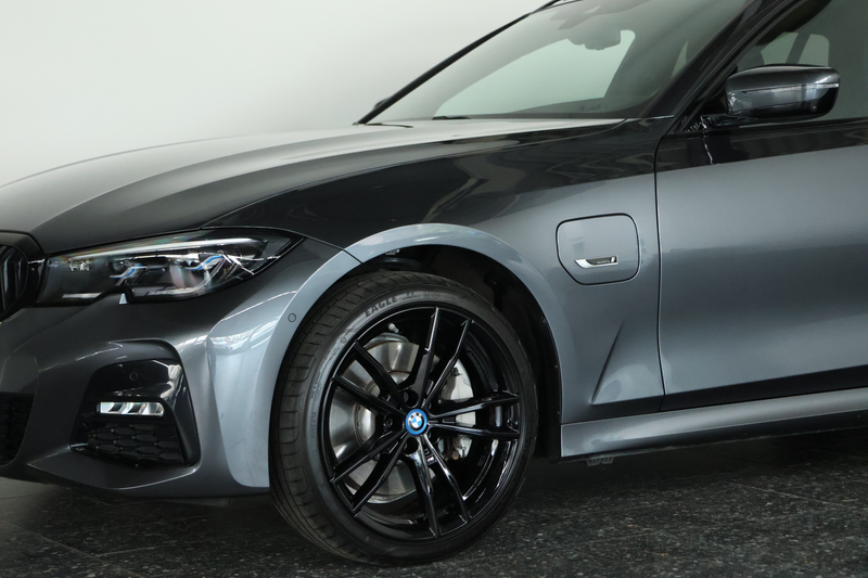 BMW 330 3-serie Touring 330e xDrive M-Sport / Laser-LED / — photo 32