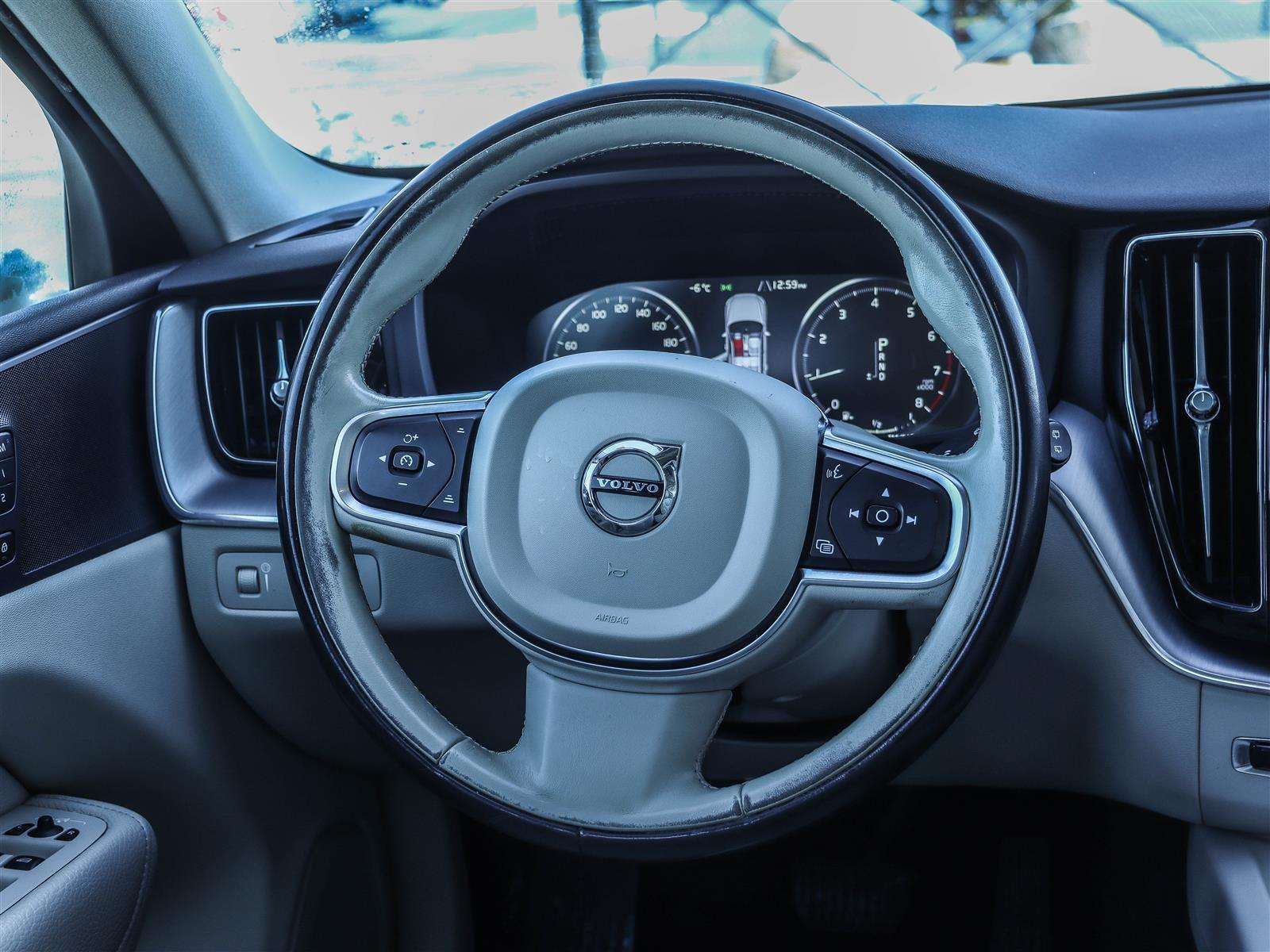 2020 Volvo XC60 thumb 11