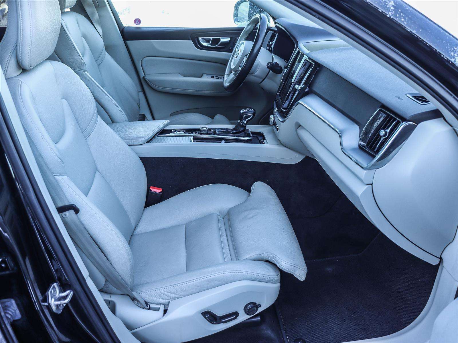2020 Volvo XC60 thumb 17